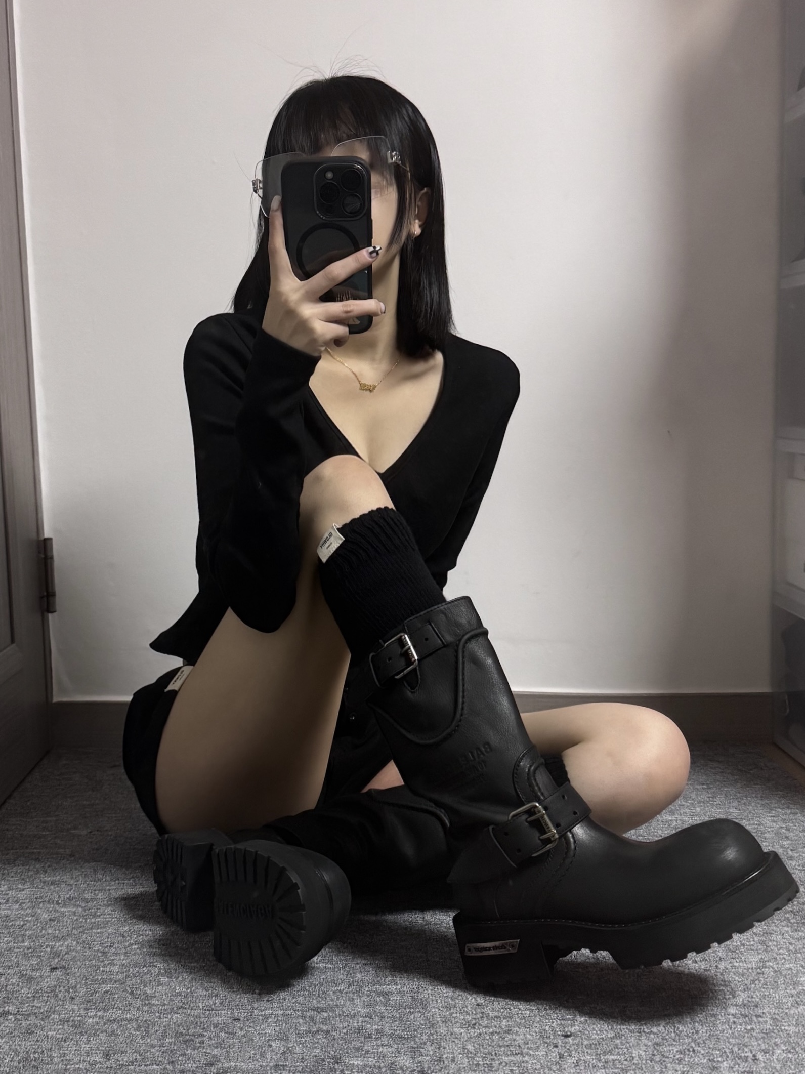 (W) Balenciaga Venom Boot Black 착용 스타일
