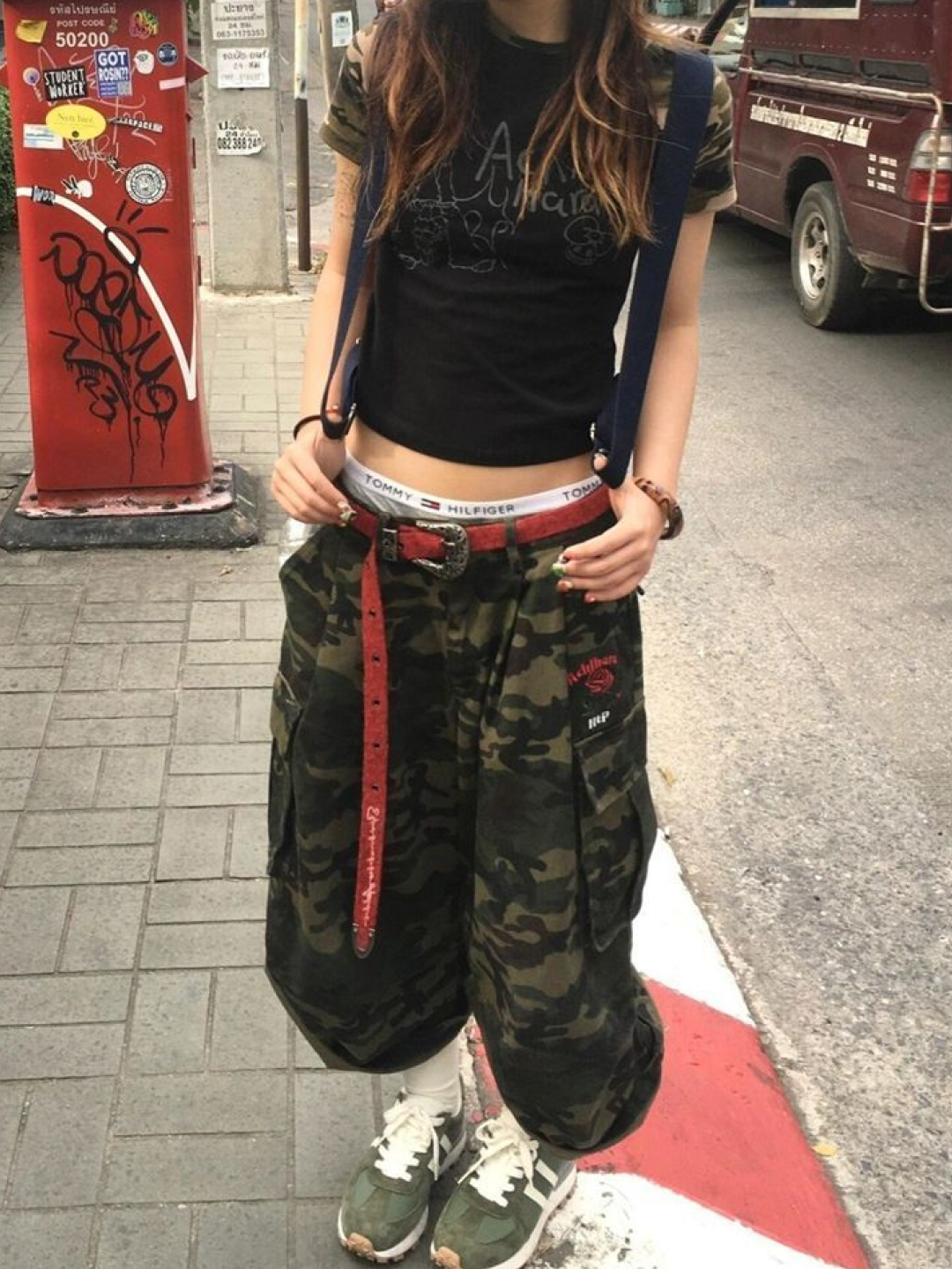 AMOU Camo One Tuck Bermuda Pants Charcoal, SLOW RECORD HOUSE Carpenter Bermuda Wide Camo Pants Vintage Green 착용 스타일 - 5