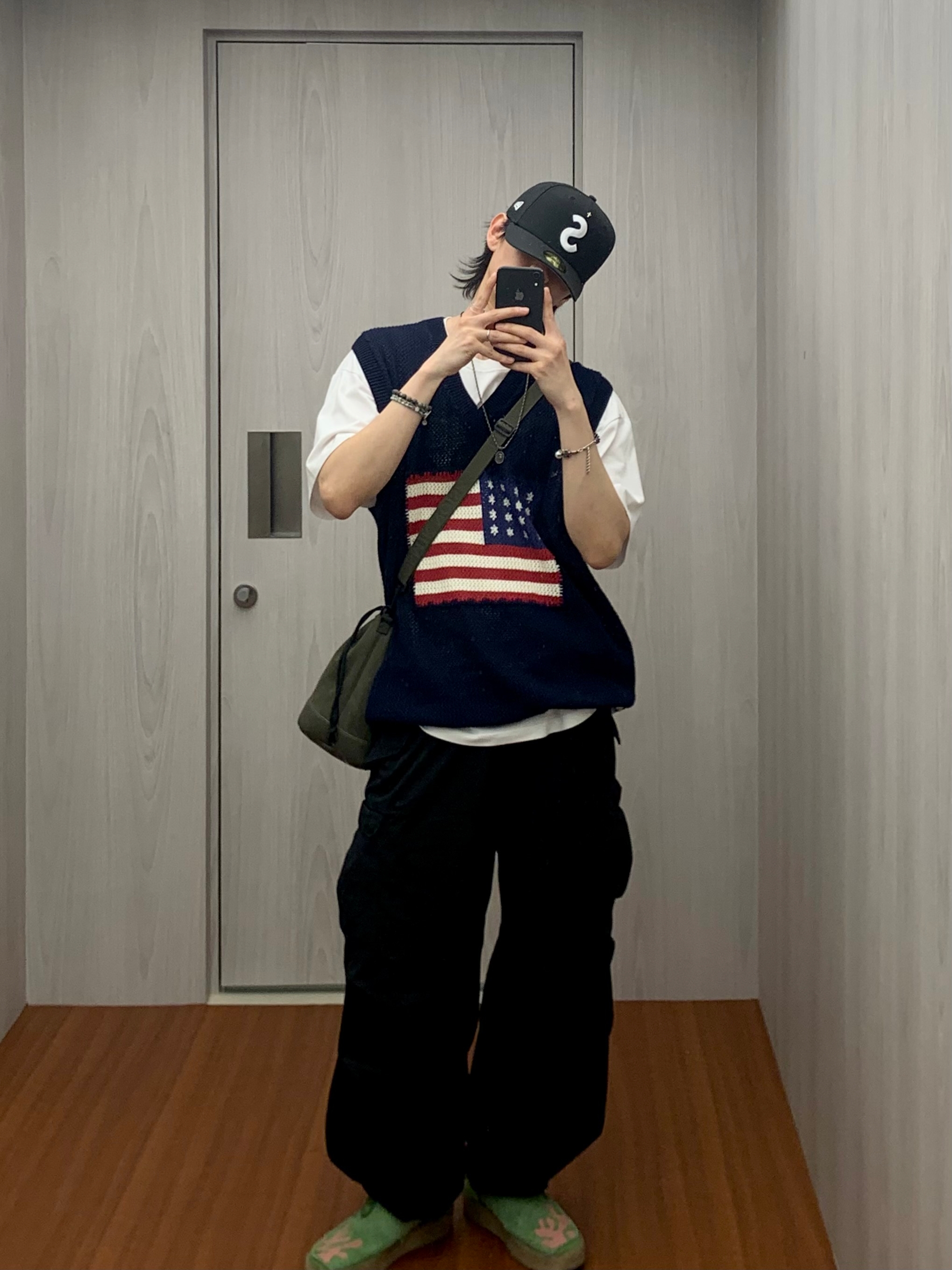 Supreme Gold Cross S Logo New Era Black - 24SS, Clarks Originals x Salehe Bembury Lugger Cupsole Dark Green 착용 스타일 - 2