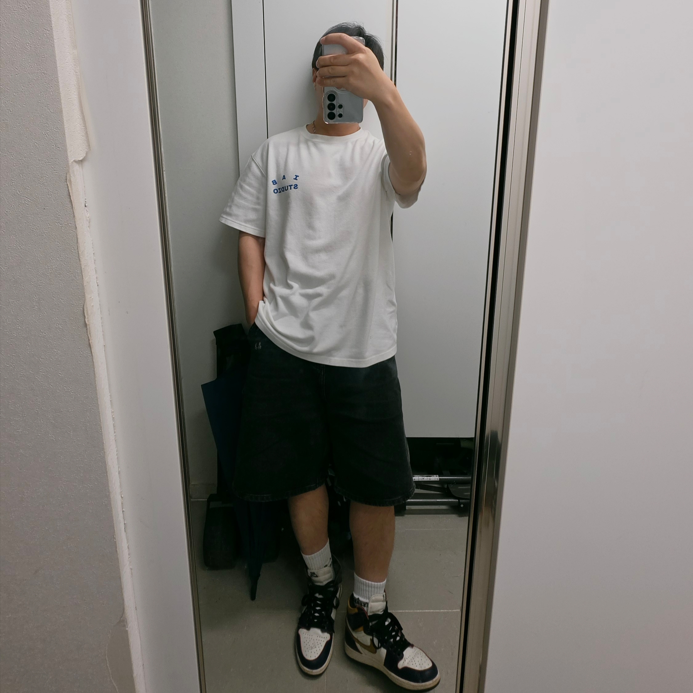 Jordan 1 Retro High OG Defiant SB LA to Chicago, IAB Studio 10th Anniversary T-Shirt White 착용 스타일 - 1