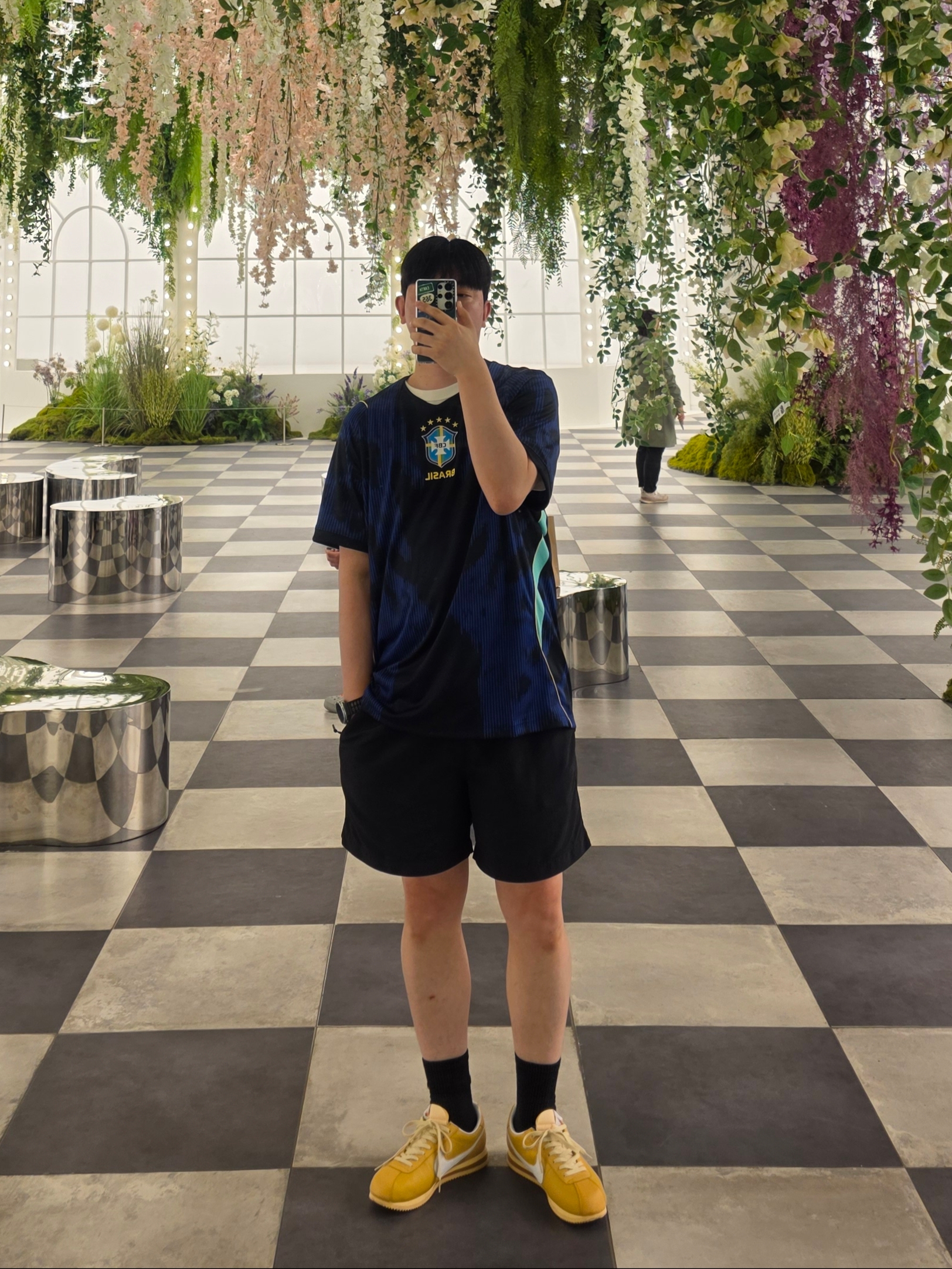 Nike Cortez 23 SE Wheat Gold, Jordan x CBF Brazil 2026 Stadium Away Jordan Dri-FIT Soccer Replica Jersey Old Royal Black (Non Marking Ver.) 착용 스타일 - 1