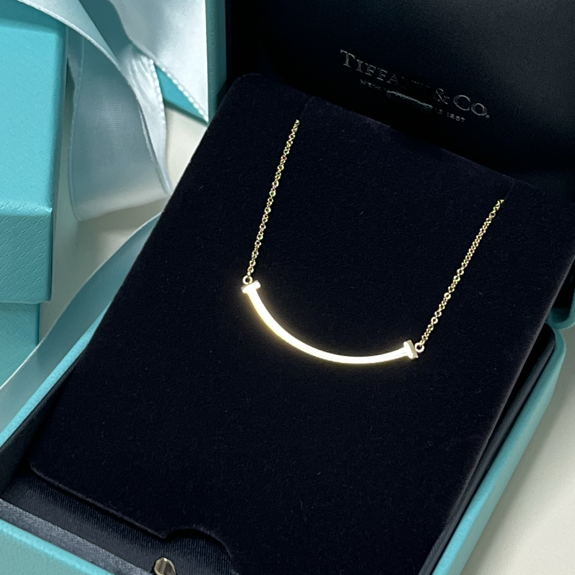 Tiffany & Co. Tiffany T Smile Pendant Small Yellow Gold 착용 스타일 - 2