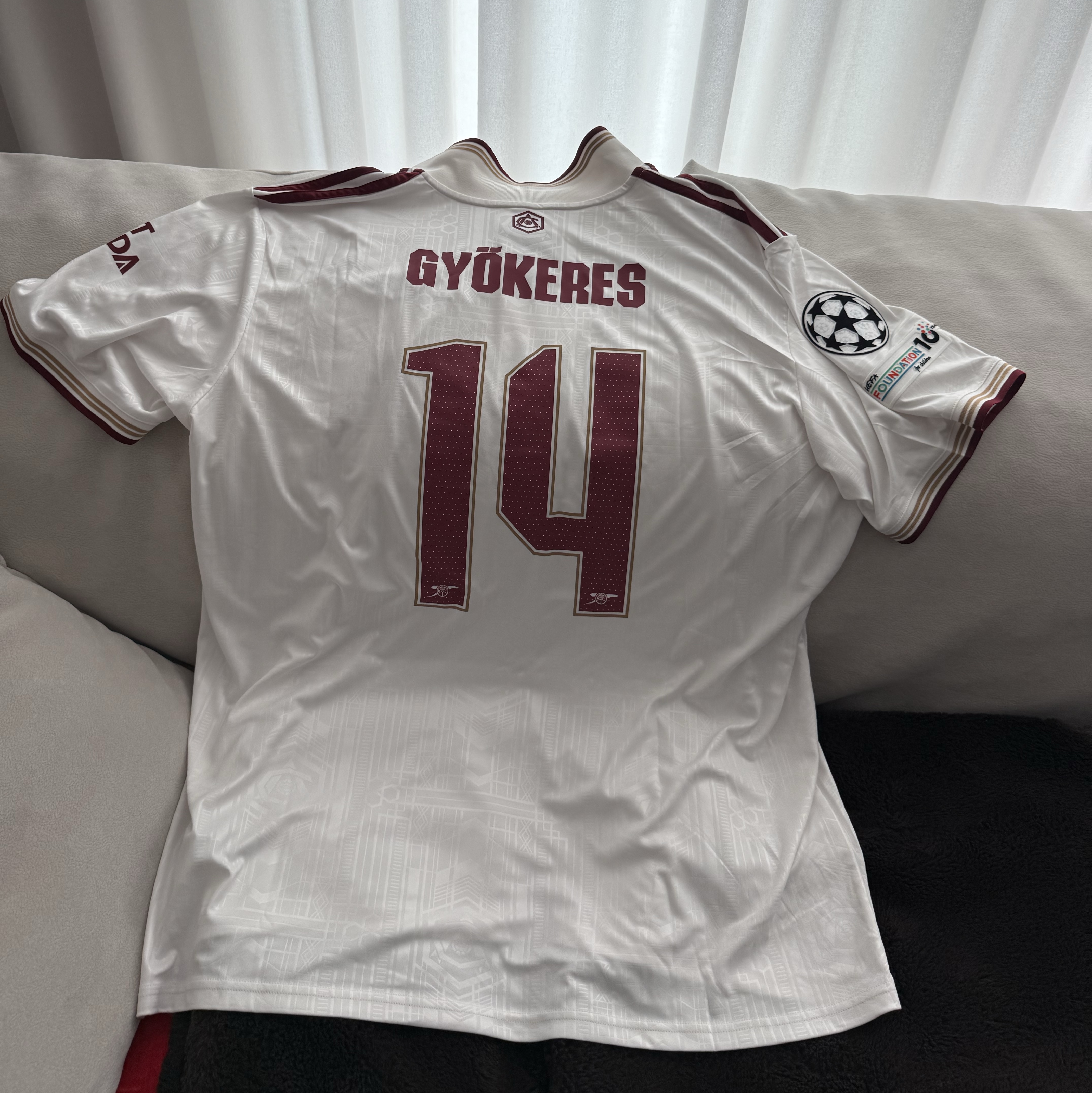 Adidas Arsenal 2025/26 3rd Jersey Cloud White Team Coll Burgundy 2 - US Sizing (Non Marking Ver.), Adidas Arsenal 2024/25 Home Jersey Better Scarlet White - KR Sizing (Non Marking Ver.) 착용 스타일 - 9