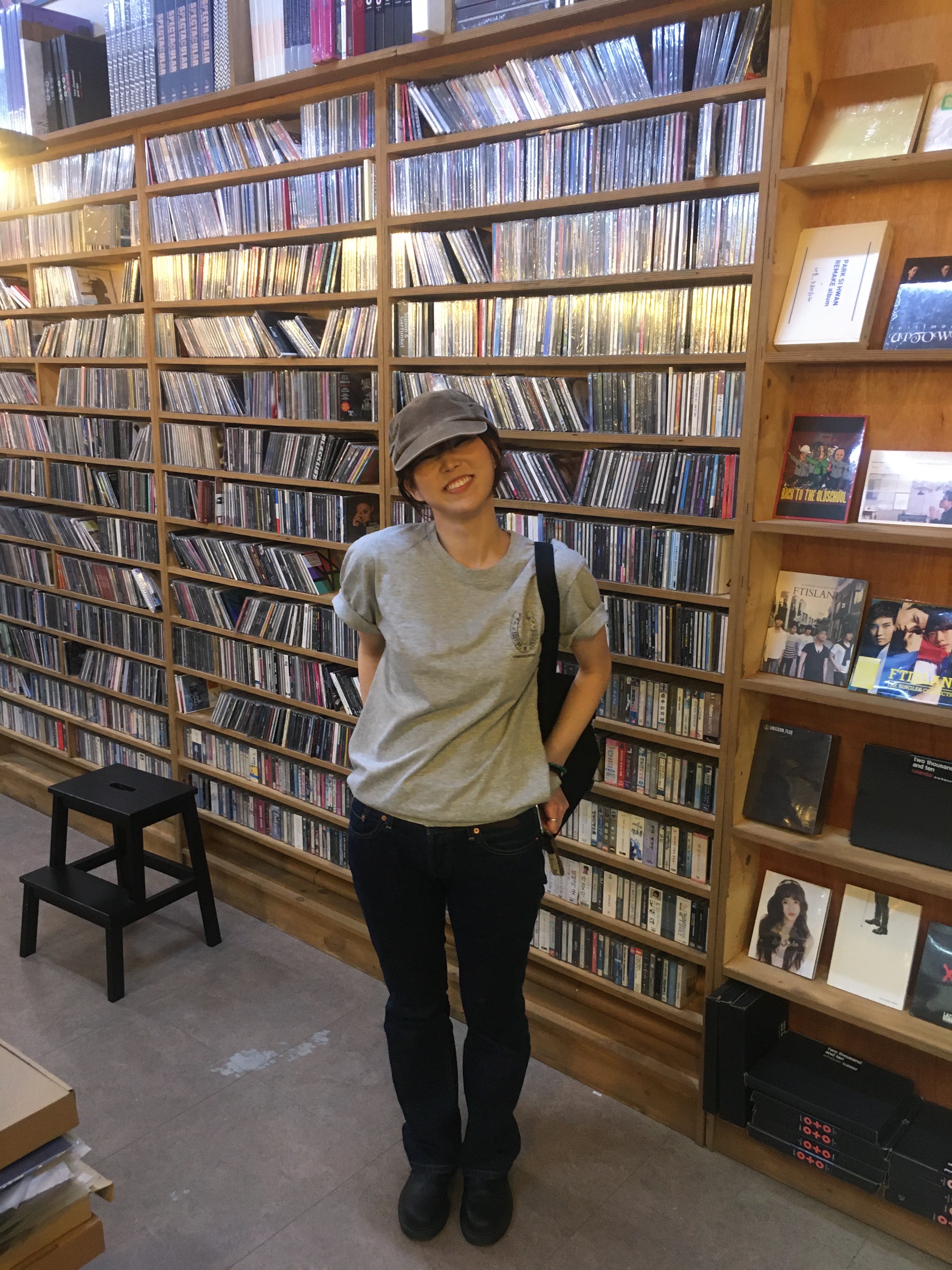 Thevinylhouse Lucky House Tee Grey 착용 스타일 - 4