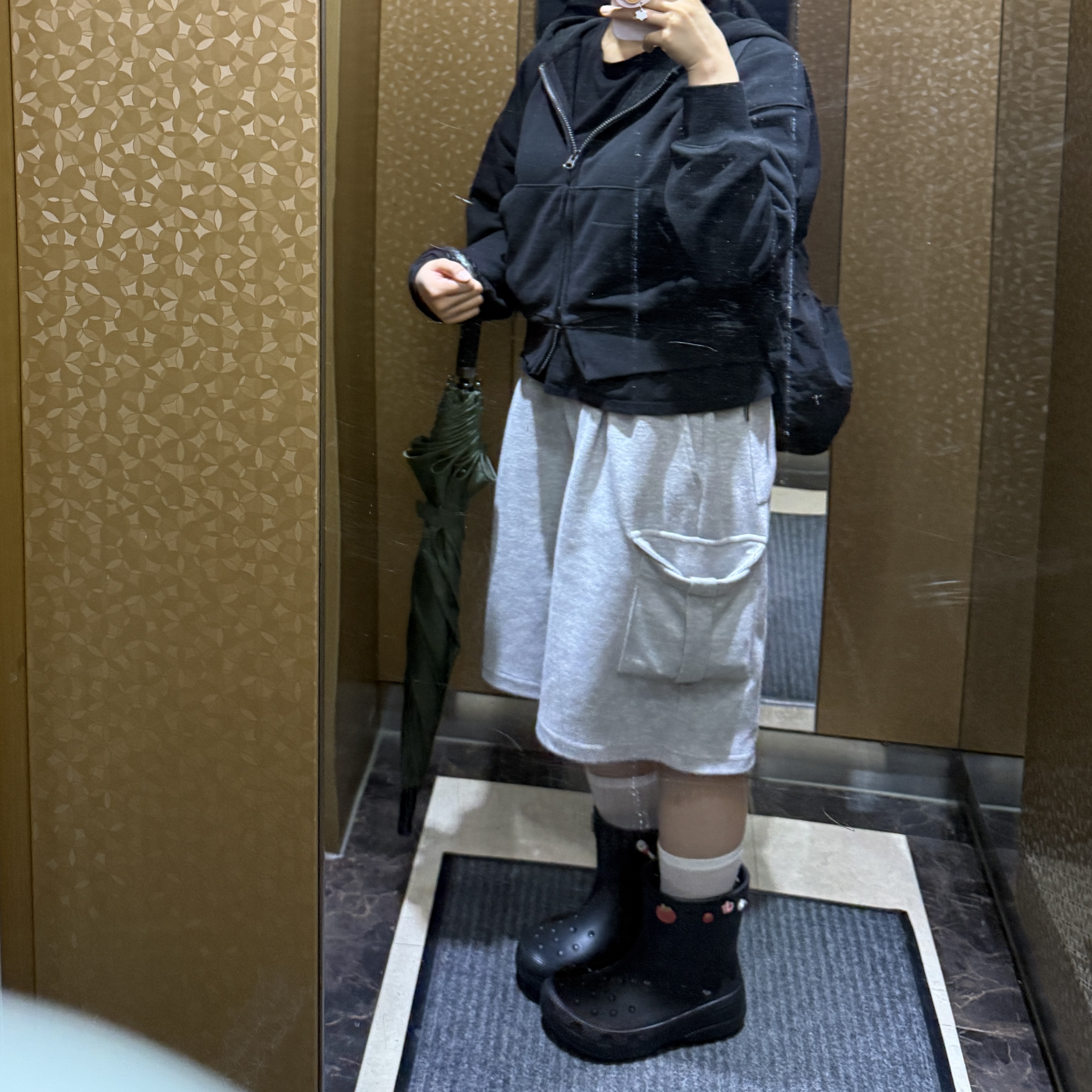 Crocs Classic Rain Boots Black 착용 스타일 - 1