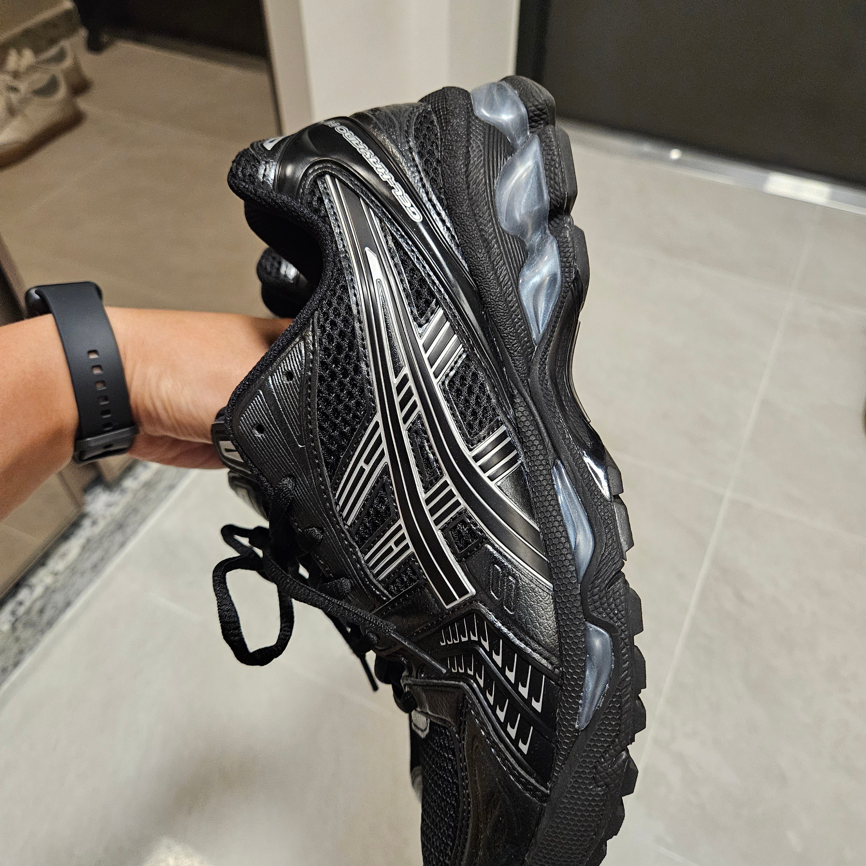 Asics Gel-Kayano 14 Black Pure Silver 착용 스타일