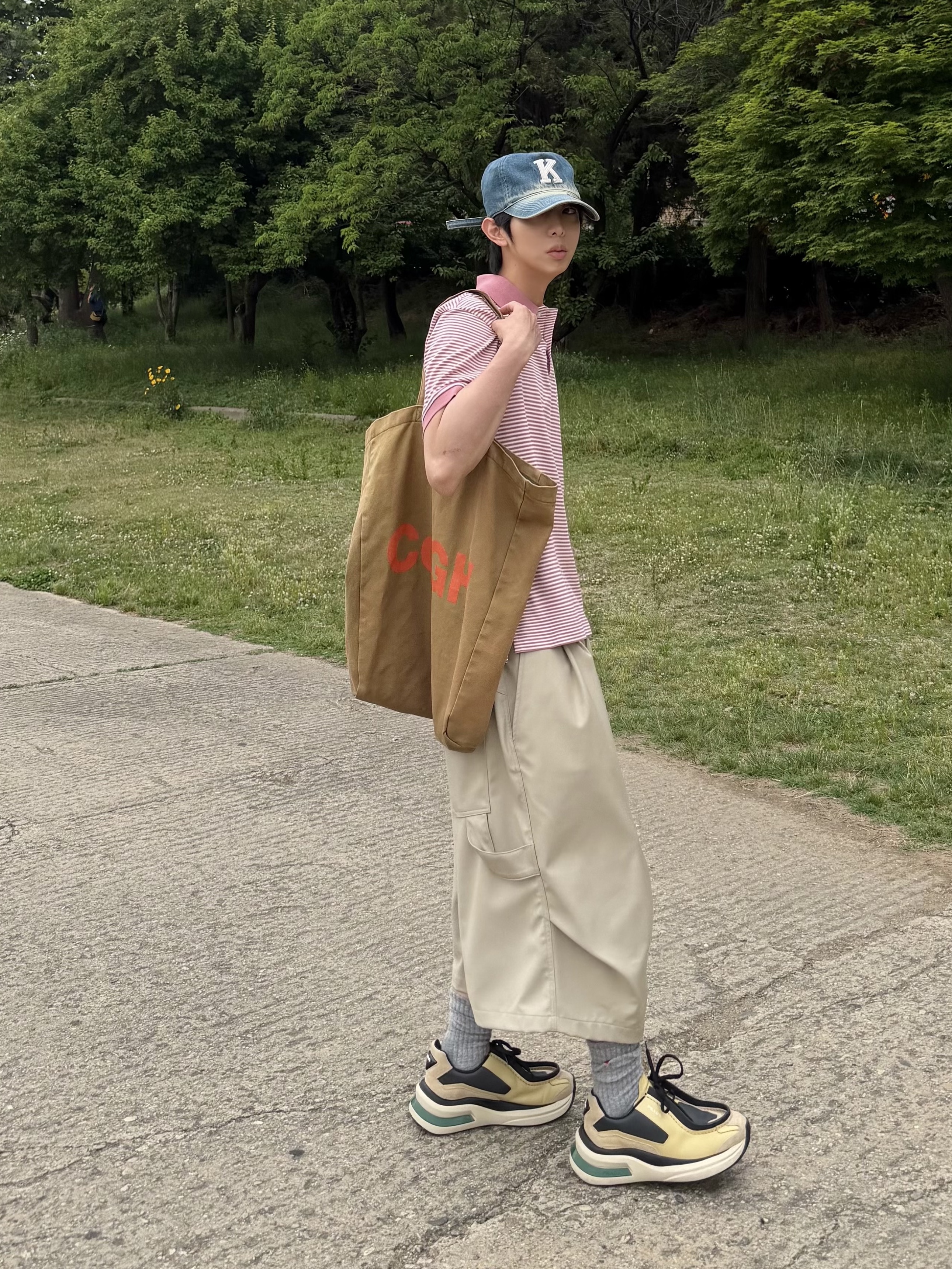 Uniqlo x JW Anderson Dry Pique Striped Polo Narrow Shirt Pink, Kamien x Koin Seoul Bermuda Slacks Beige 착용 스타일 - 1