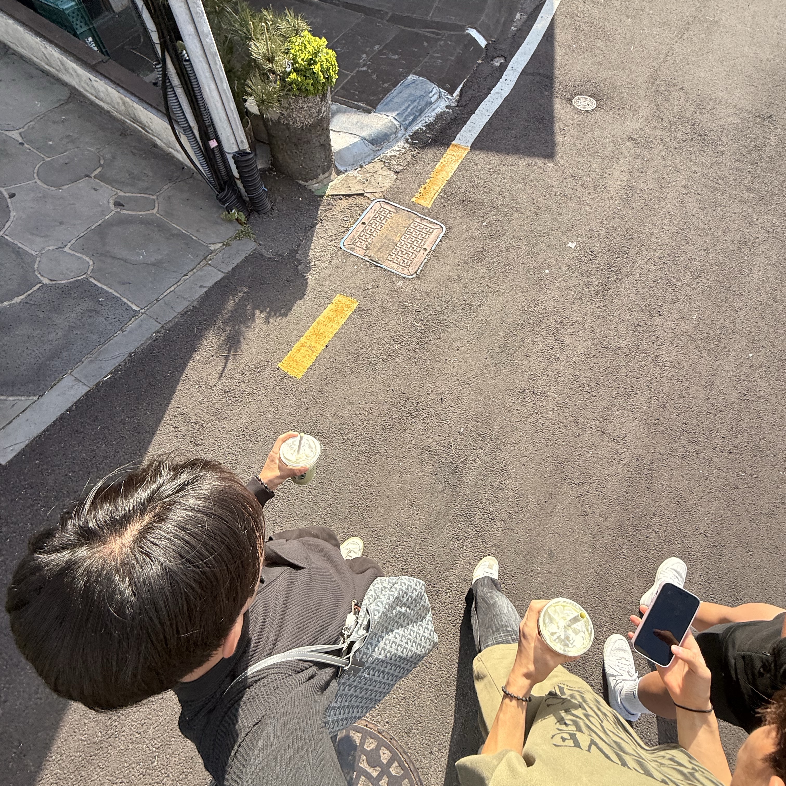 Goyard Saint Louis PM Bag Grey, Autry Medalist Low Leather Sneakers White 착용 스타일