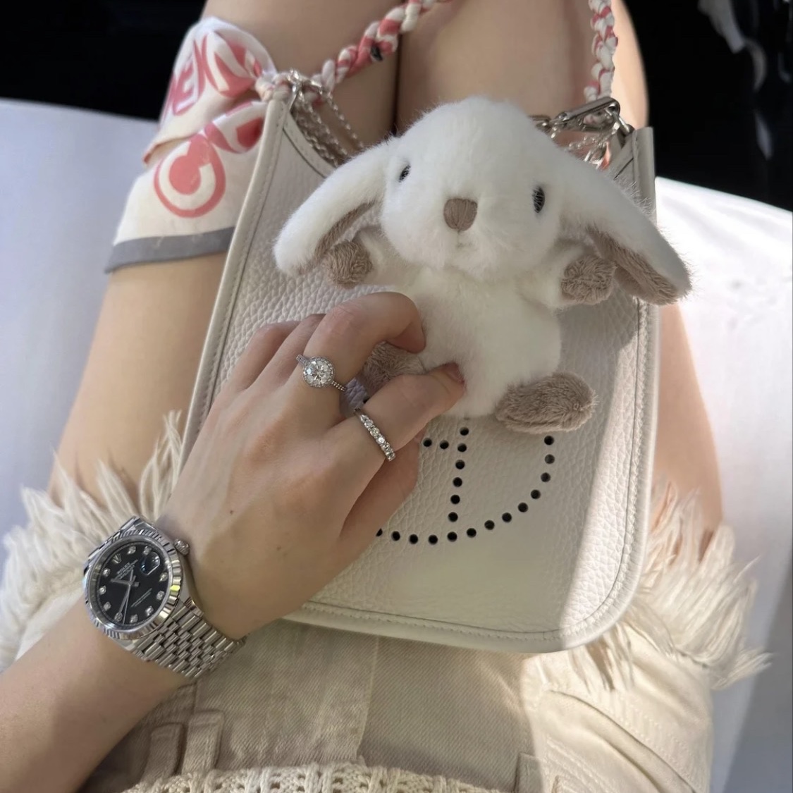 Hermes Evelyne 16 Amazone Bag Clemence & Palladium Craie 착용 스타일