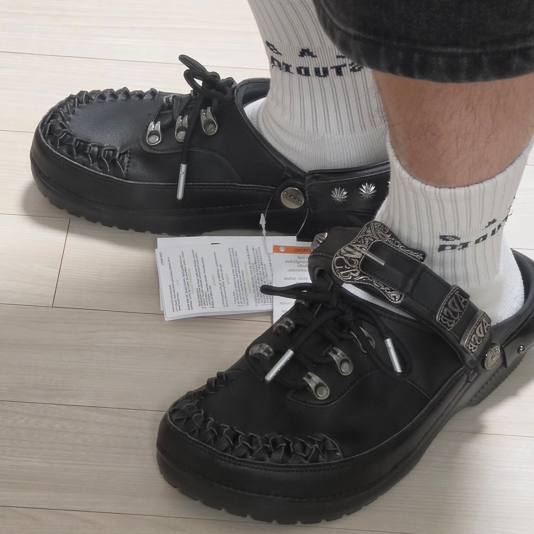Crocs x Andersson Bell Classic Clog Black 착용 스타일 - 1