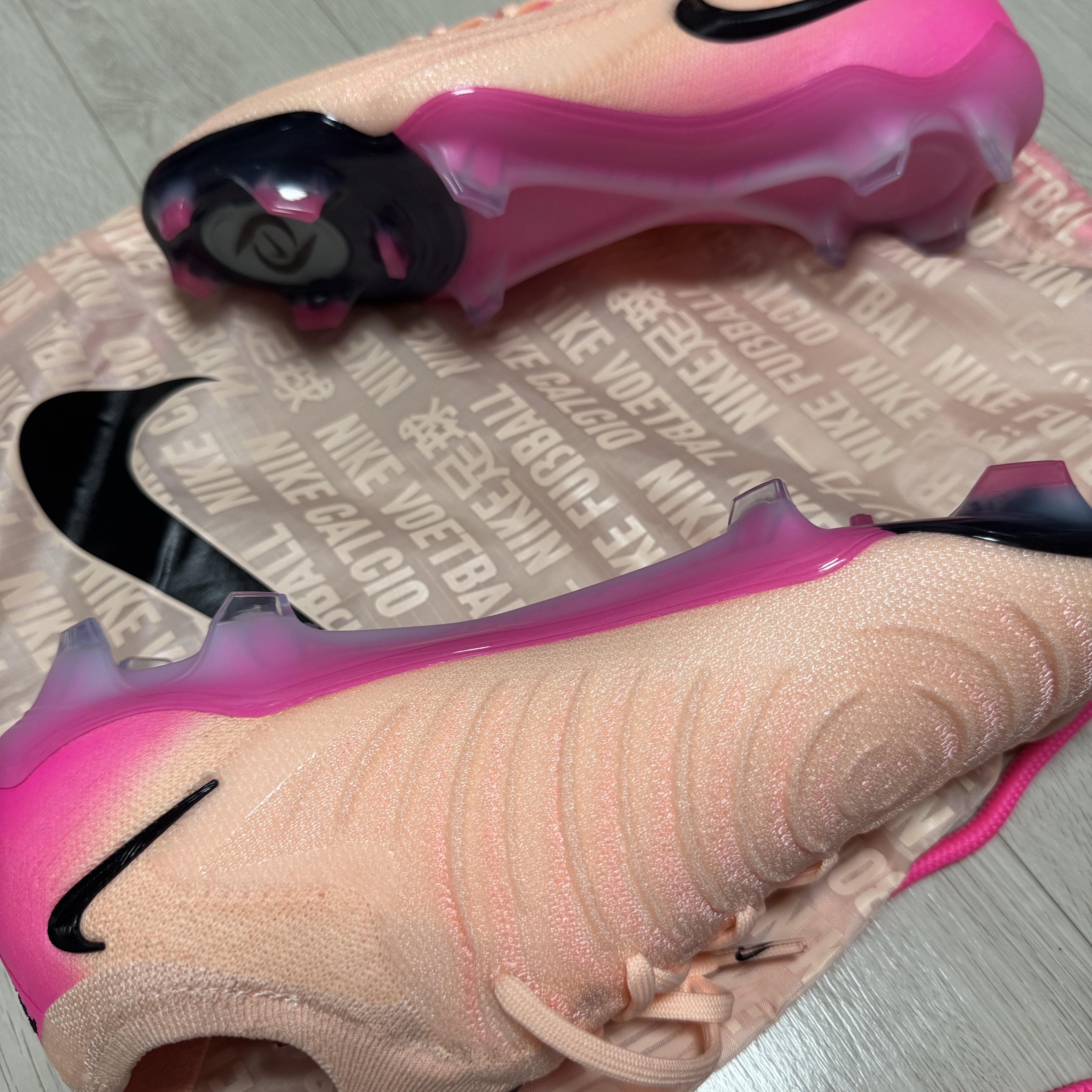 Nike Phantom GX 2 Elite FG Crimson Tint Pink Blast 착용 스타일 - 3