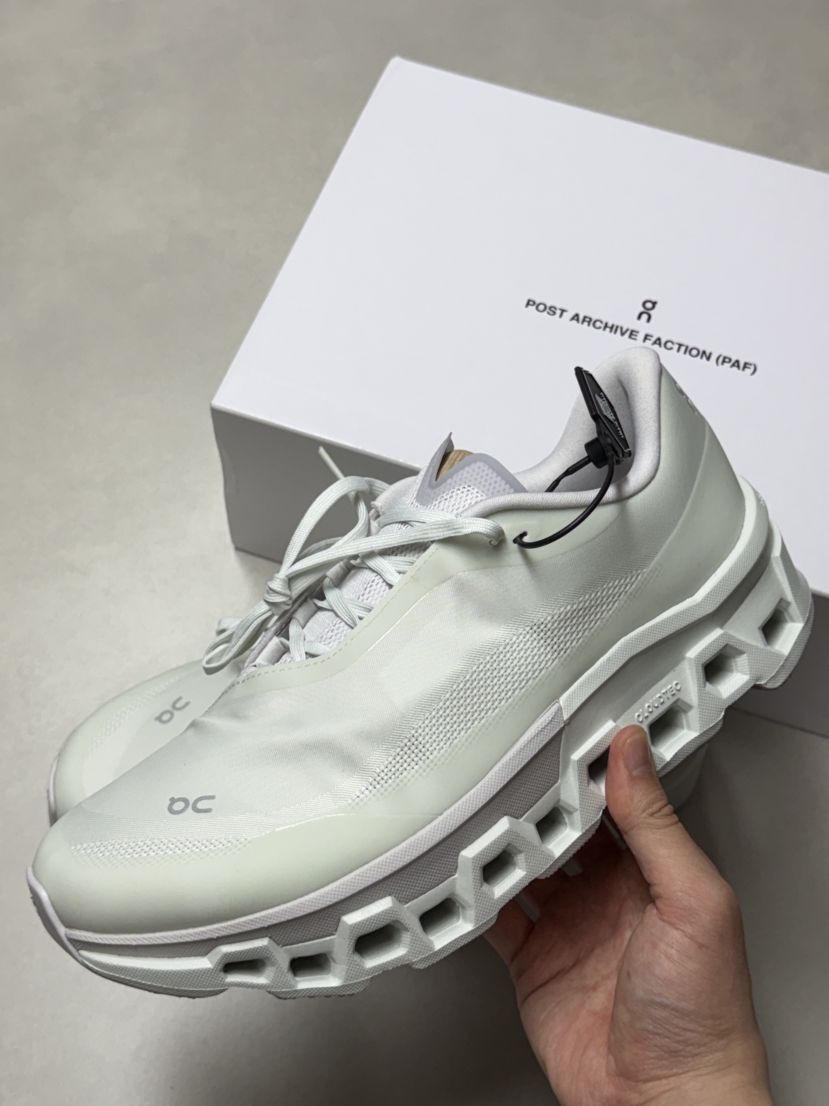 On Running x Post Archive Faction (Paf) Cloudmonster 2 Vapor Frost 착용 스타일 - 3