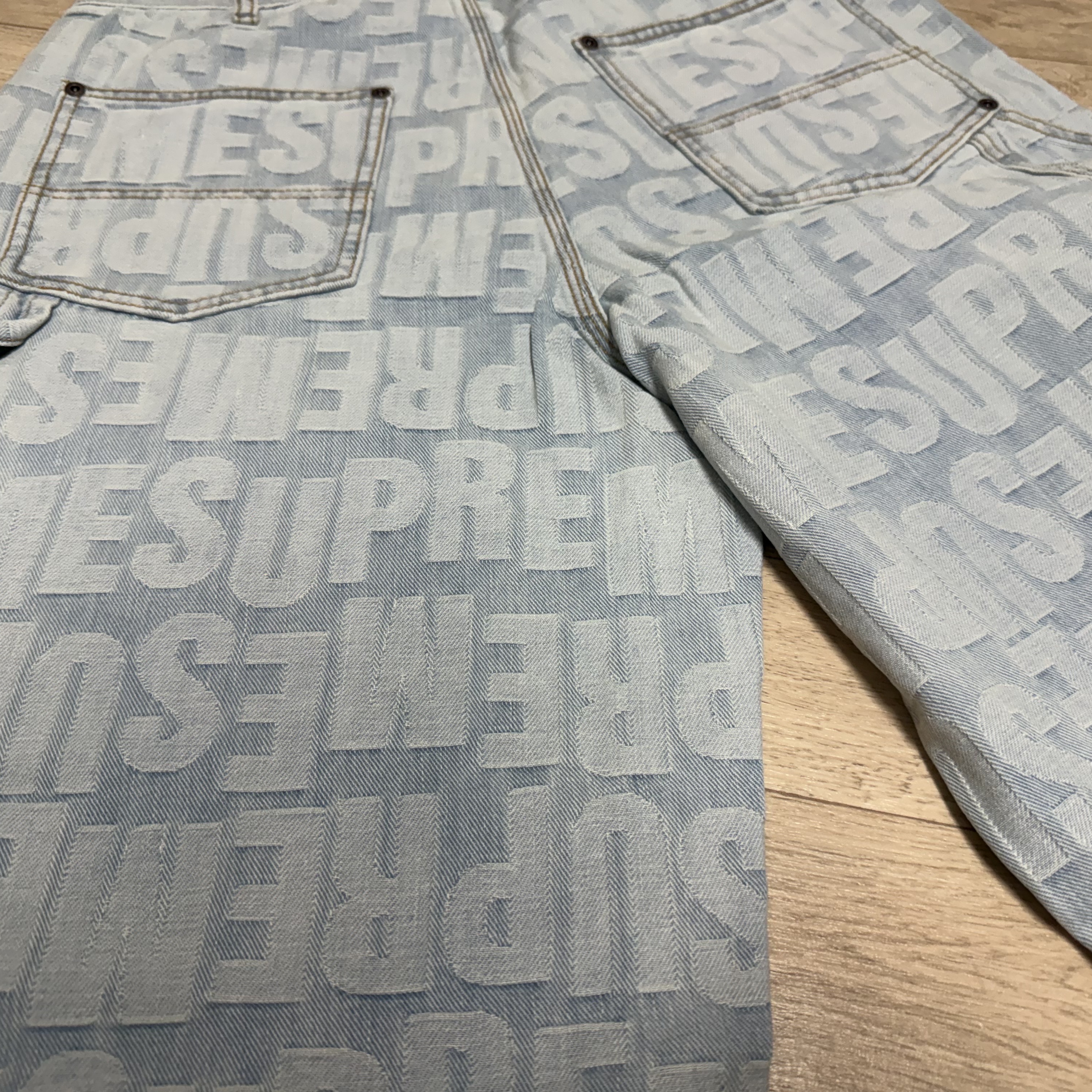 Supreme Repeat Jacquard Double Knee Denim Short Light Washed Indigo - 26SS 착용 스타일 - 1