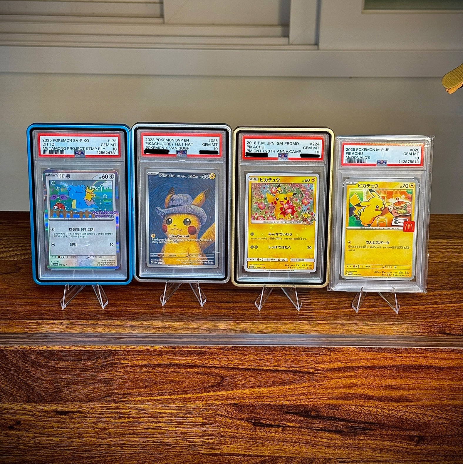 Pokemon TCG Pikachu P Sun & Moon Promos (Japanese Ver.), Pokemon TCG x Van Gogh Museum Pikachu with Grey Felt Hat P Scarlet & Violet Promos (English Ver.) 착용 스타일