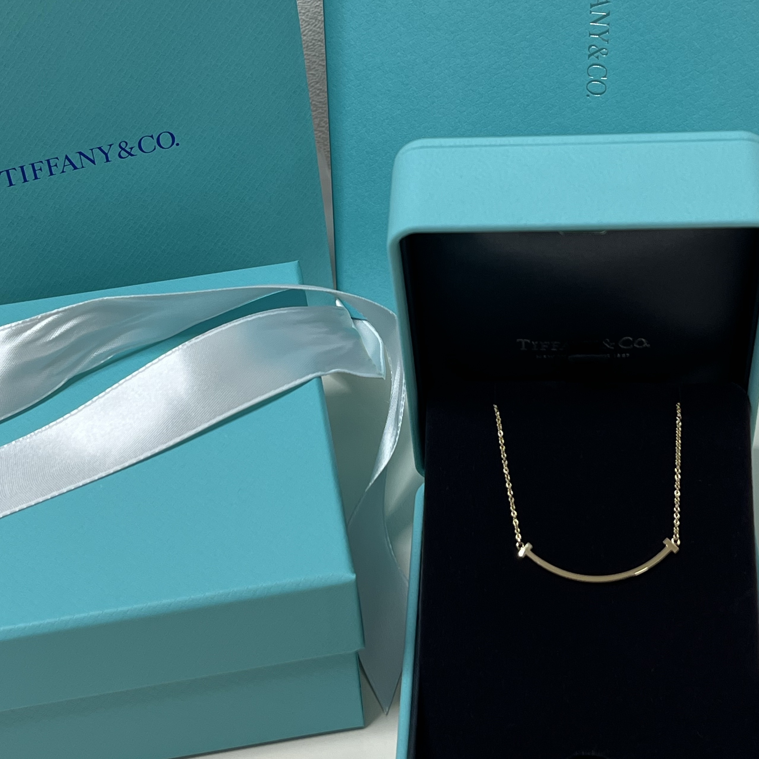 Tiffany & Co. Tiffany T Smile Pendant Small Yellow Gold 착용 스타일 - 1