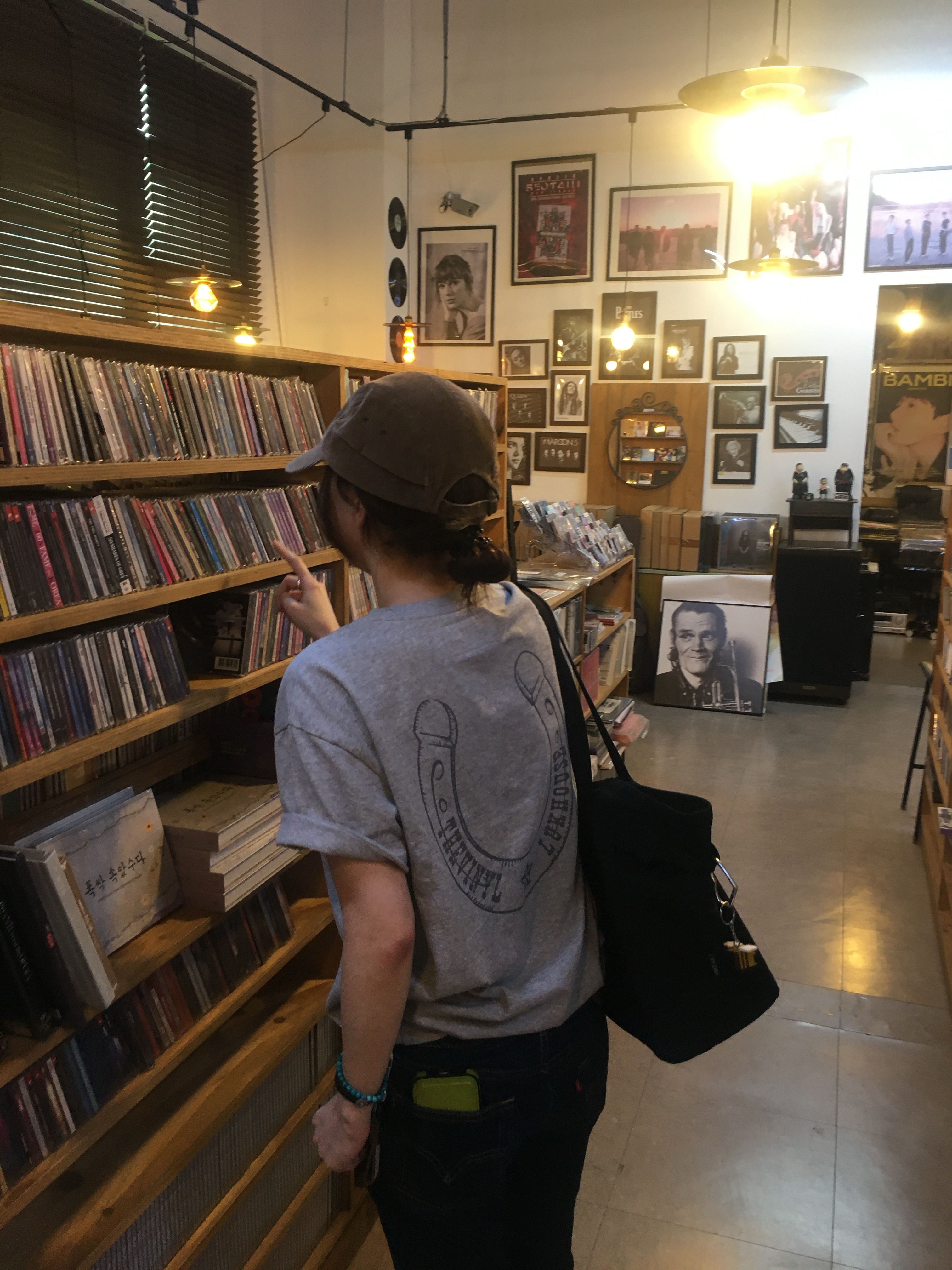 Thevinylhouse Lucky House Tee Grey 착용 스타일 - 3