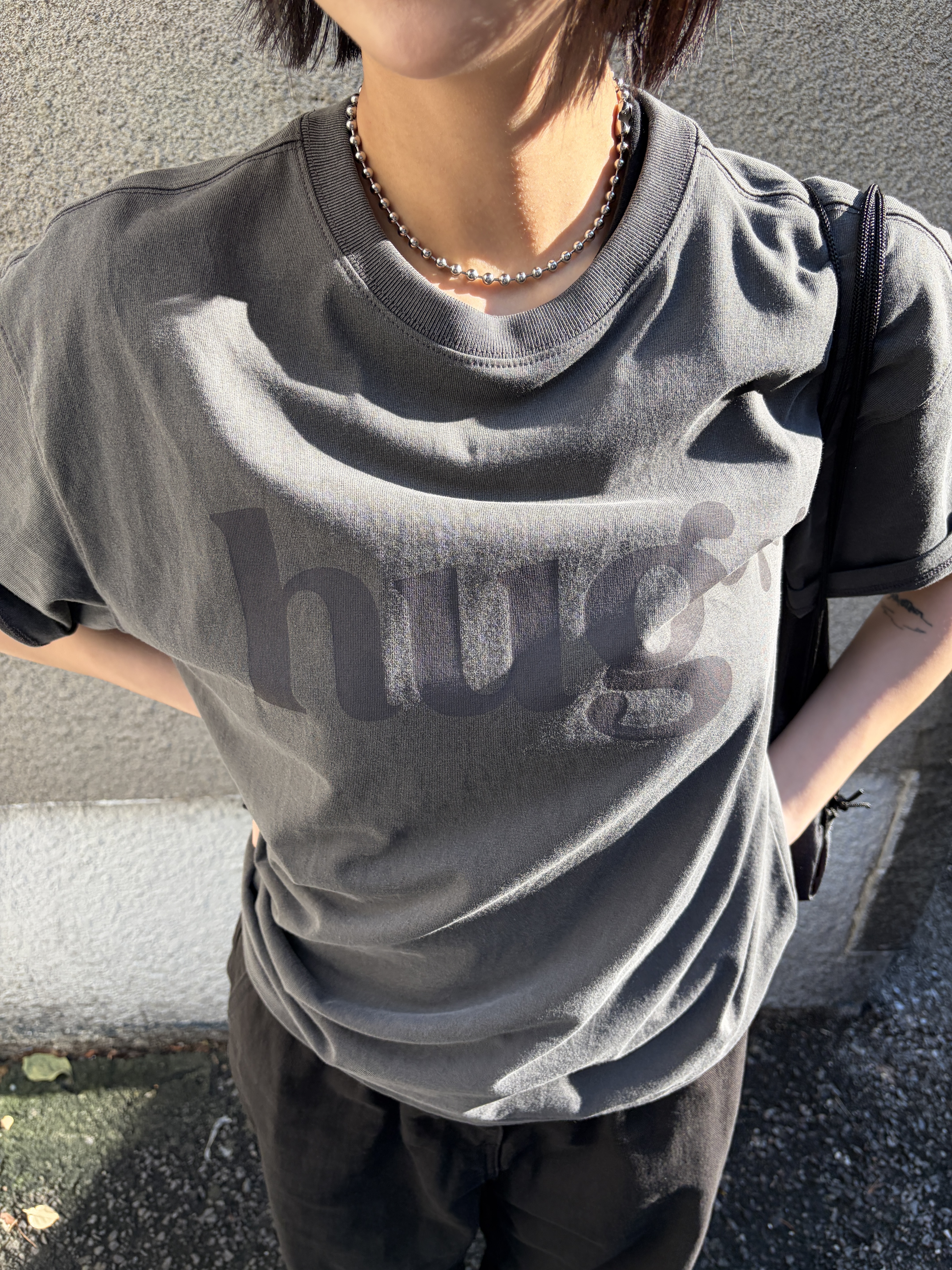 Riomeu Hug Rio Short Sleeve T-shirt Charcoal 착용 스타일 - 4