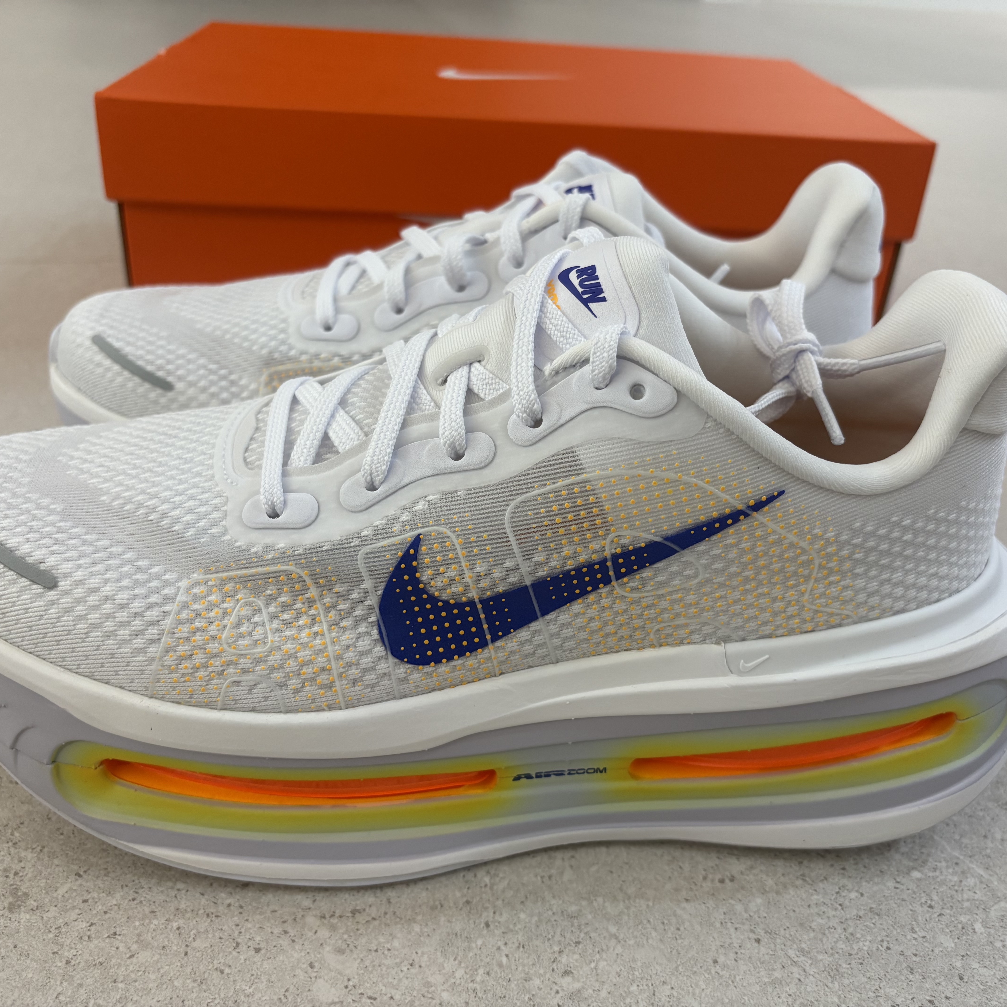 Nike Air Zoom Alphafly Next% 3 Multicolor Volt, Nike Vomero Premium White Total Orange 착용 스타일 - 2
