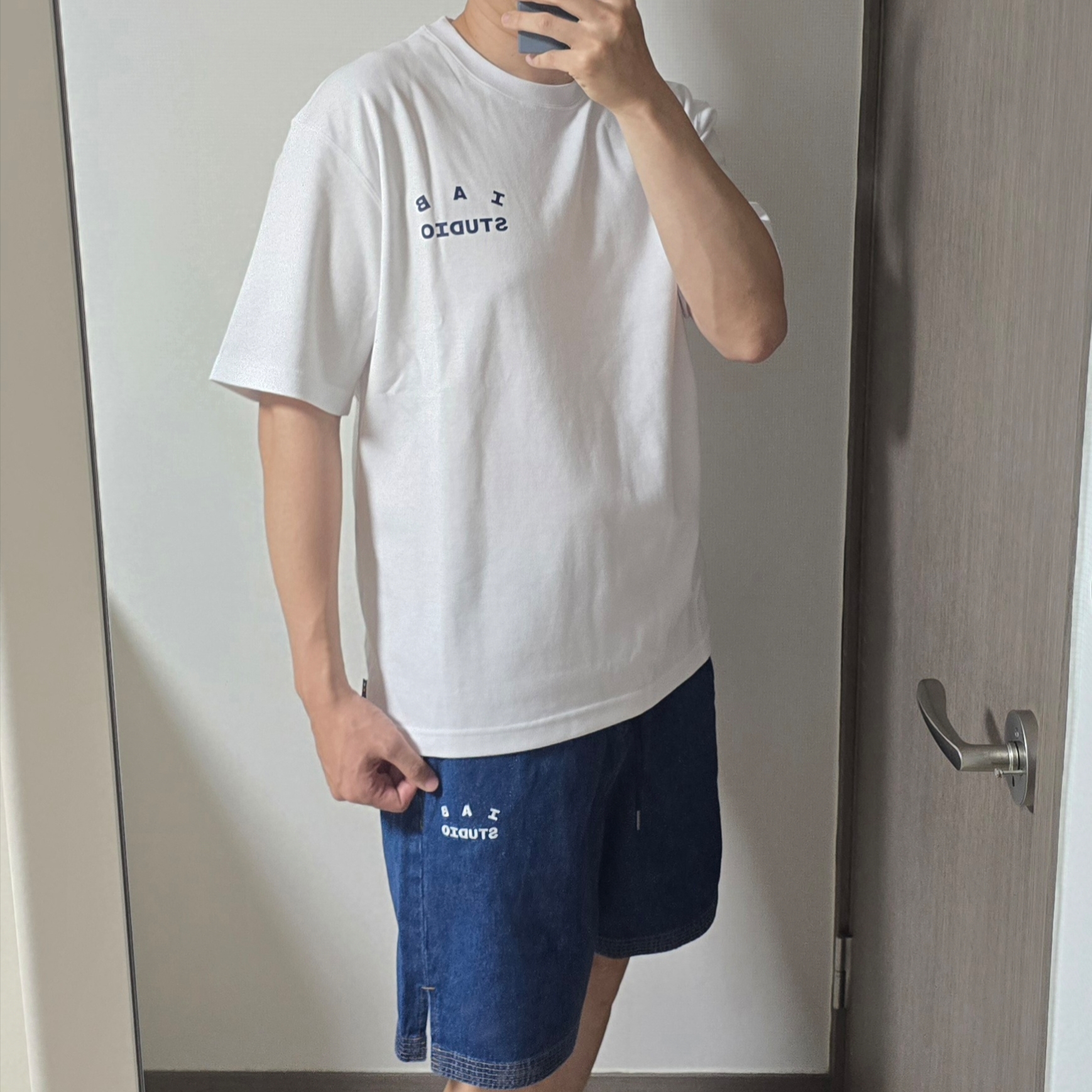 IAB Studio Denim Shorts Deep Blue, IAB Studio T-Shirt White Navy 착용 스타일