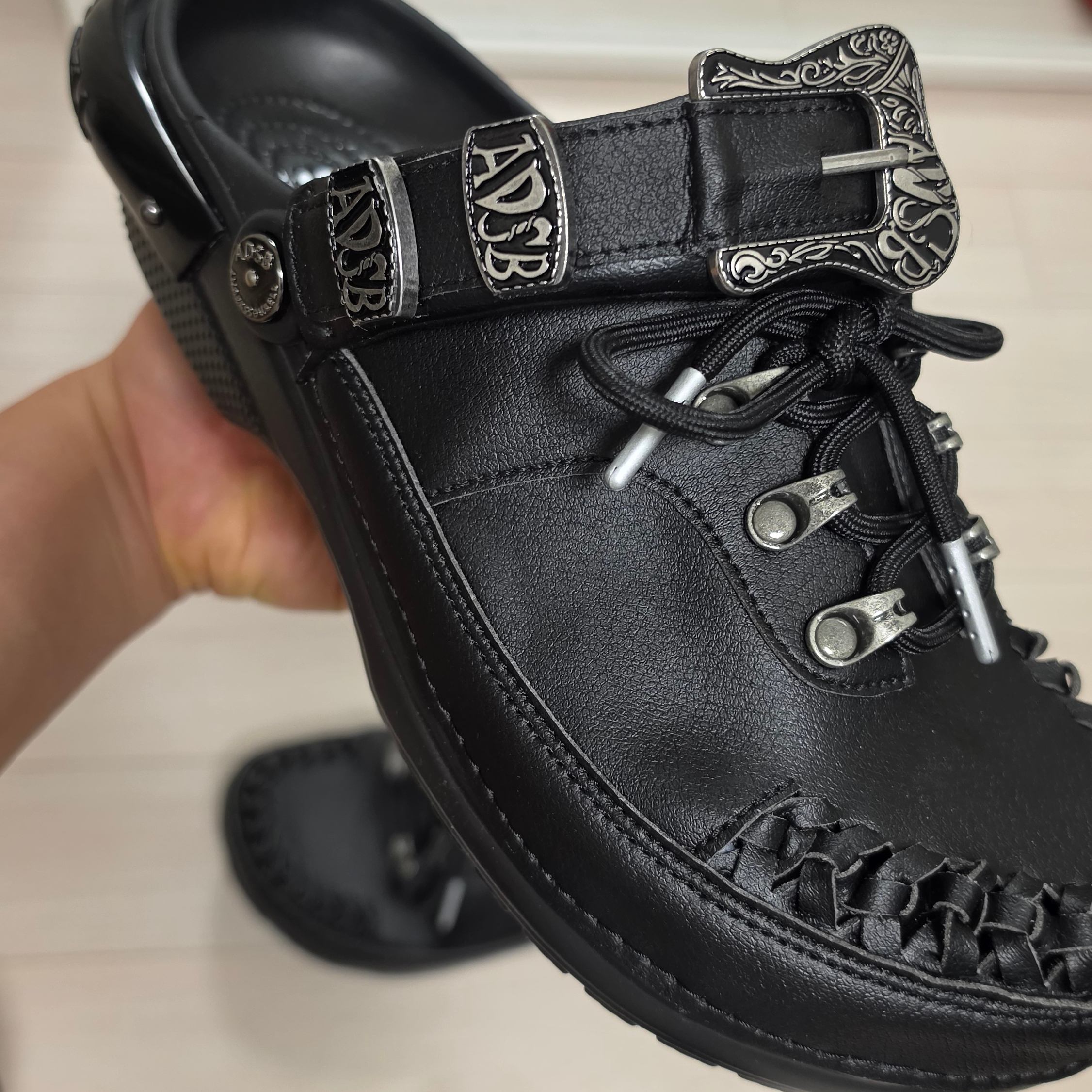 Crocs x Andersson Bell Classic Clog Black 착용 스타일 - 7