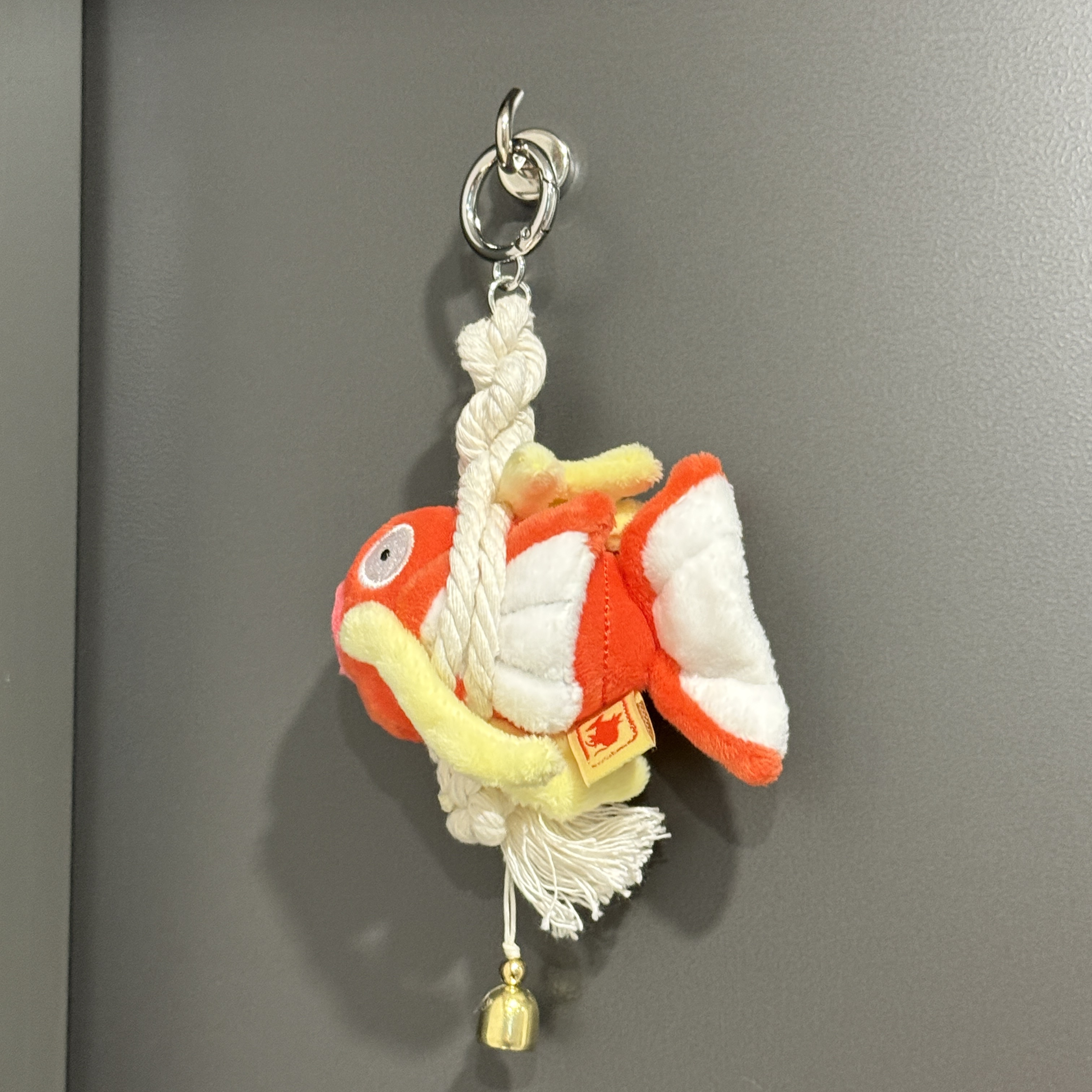 Pokemon Store Pokemon Run 2026 Magikarp Luck Pollack Keyring Male 착용 스타일