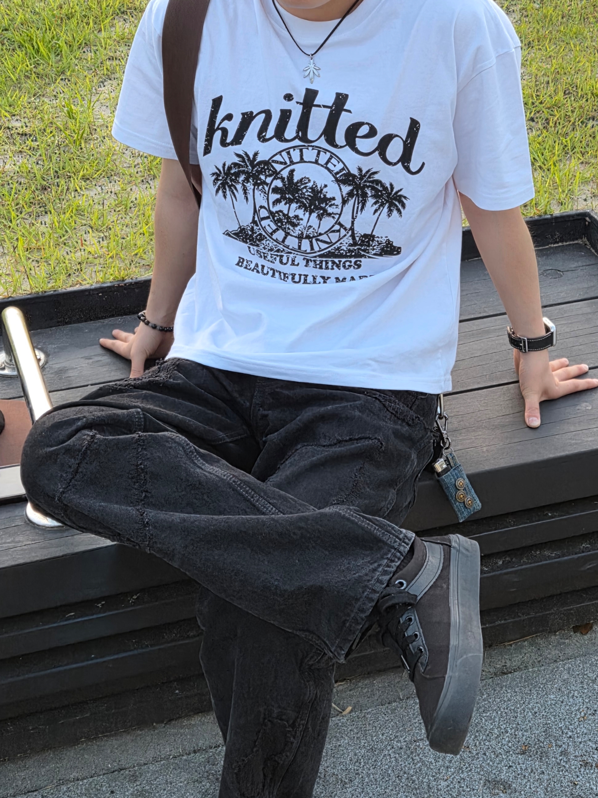 Knitted Pigment Palm Tree Graphic T-Shirt White 착용 스타일 - 1