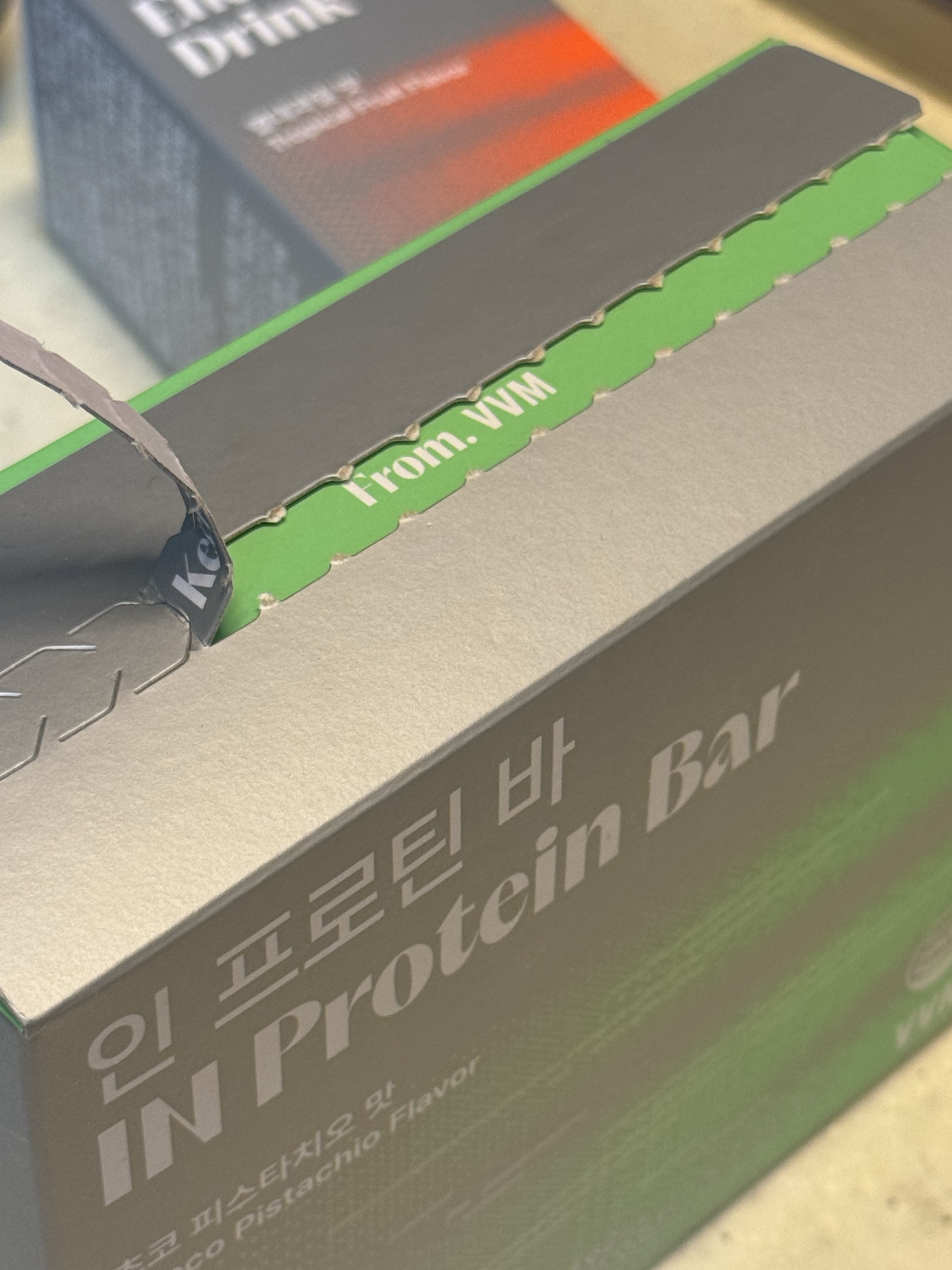 [KREAM 단독] VVM IN Protein Bar 26g * 10ea 1box, [KREAM 단독] VVM ON Energy Gel 40g * 5ea 1box 착용 스타일 - 2