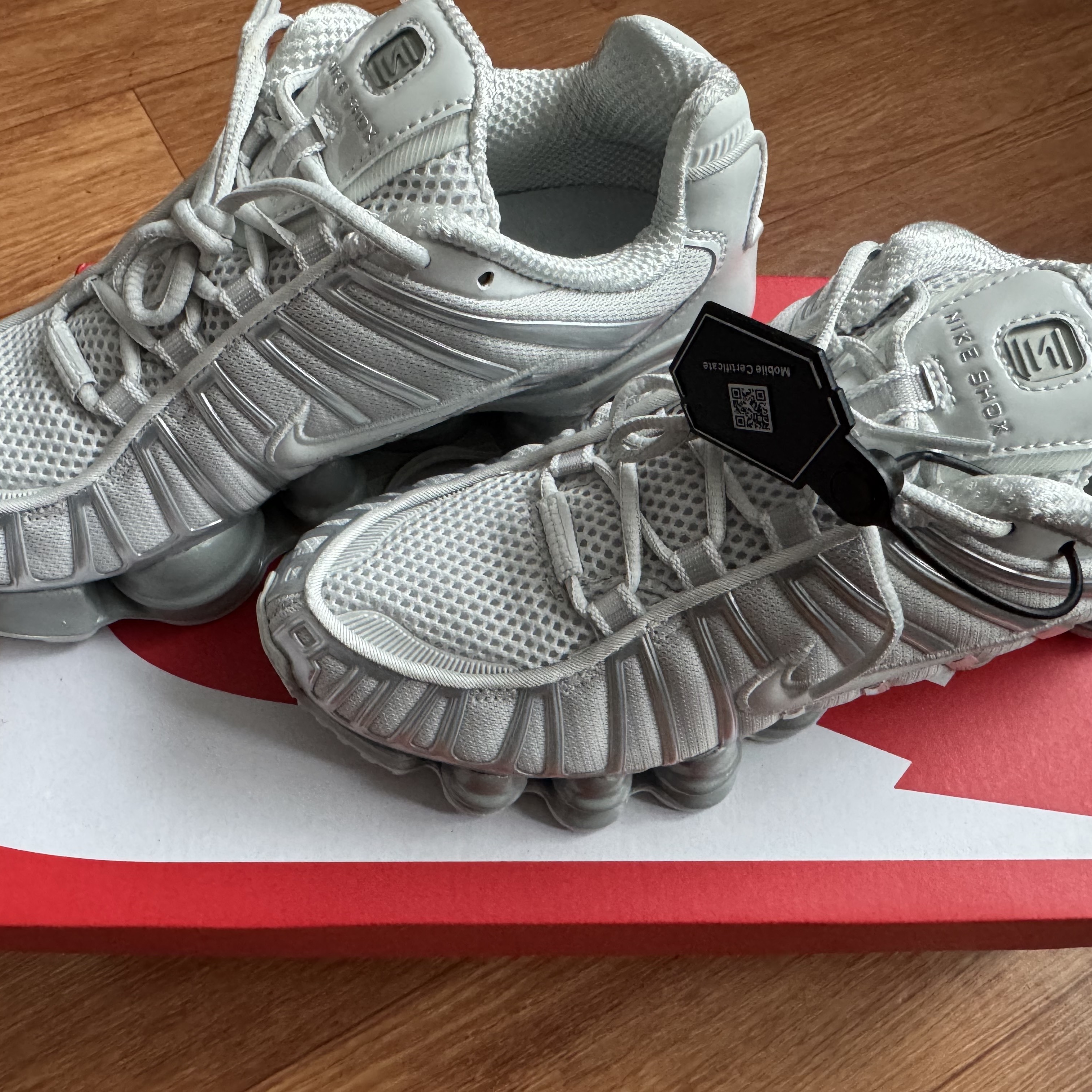(W) Nike Shox TL Photon Dust Metallic Silver 착용 스타일 - 1