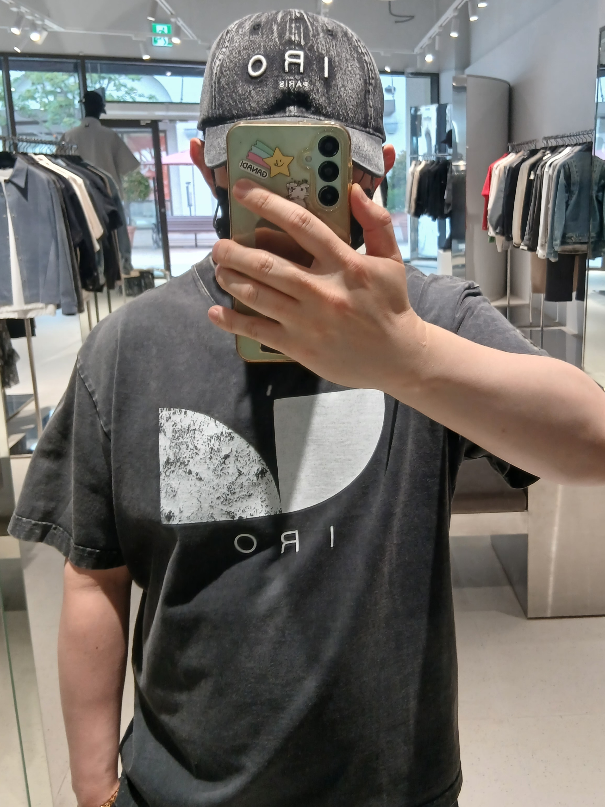 Iro Circle Geometric Logo Dyed Short Sleeve T-Shirt Dark Gray, Iro Troyes Iro Logo Denim Ball Cap Black 착용 스타일 - 2