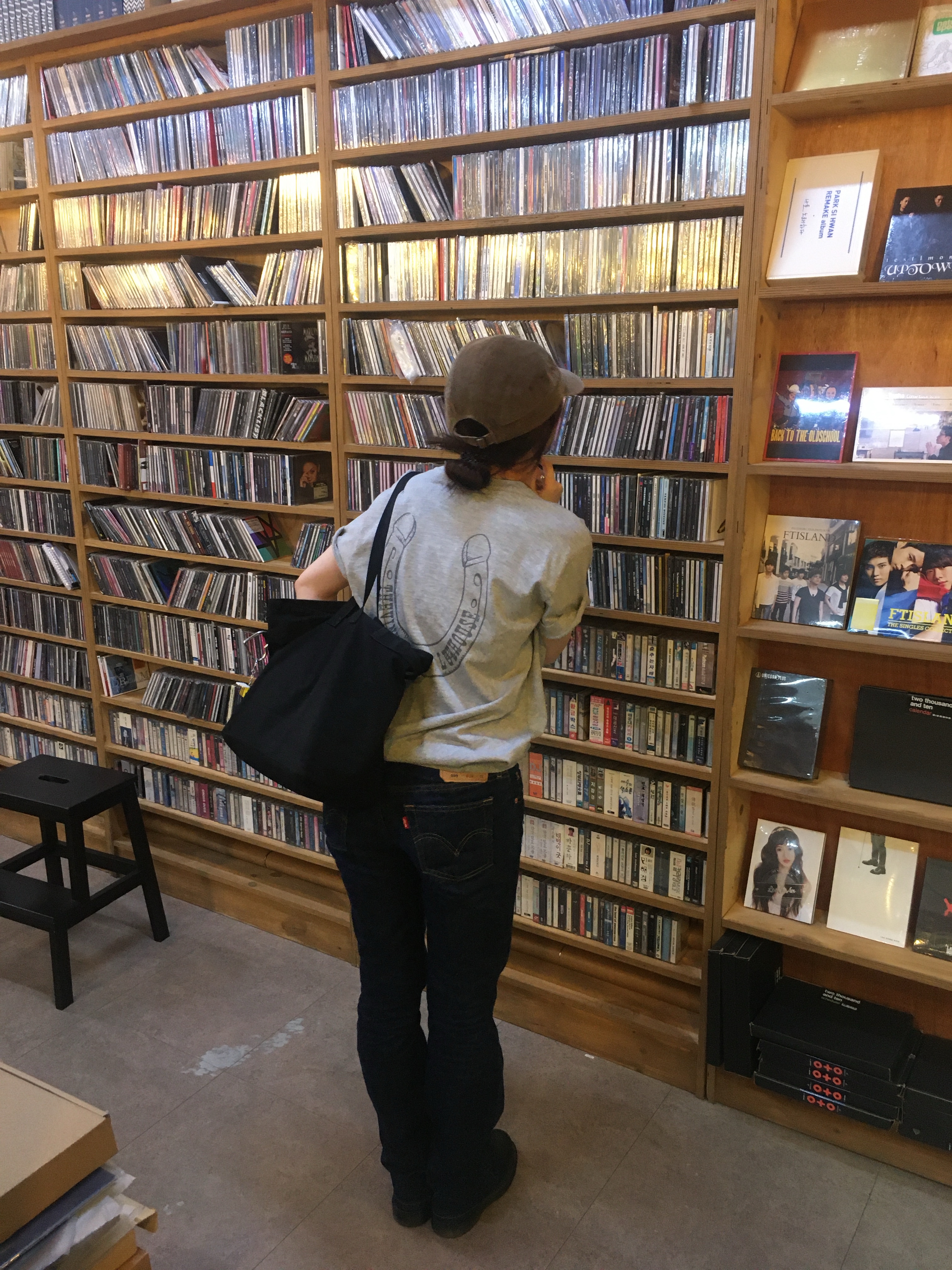 Thevinylhouse Lucky House Tee Grey 착용 스타일 - 5
