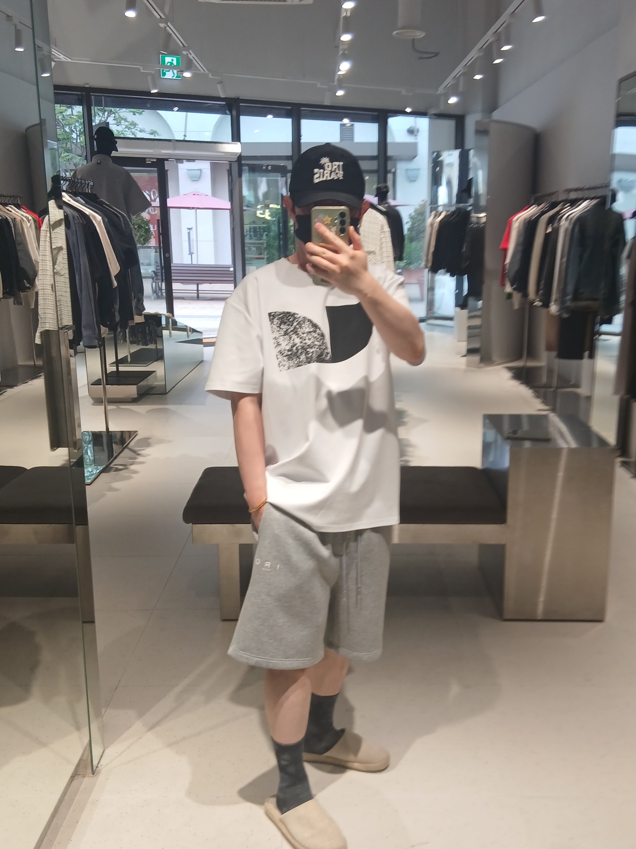 Iro Aloispe Over Fit Iconic Logo Short Sleeves T-Shirt White, Iro Palmtree Nylon Ball Cap Black 착용 스타일 - 3