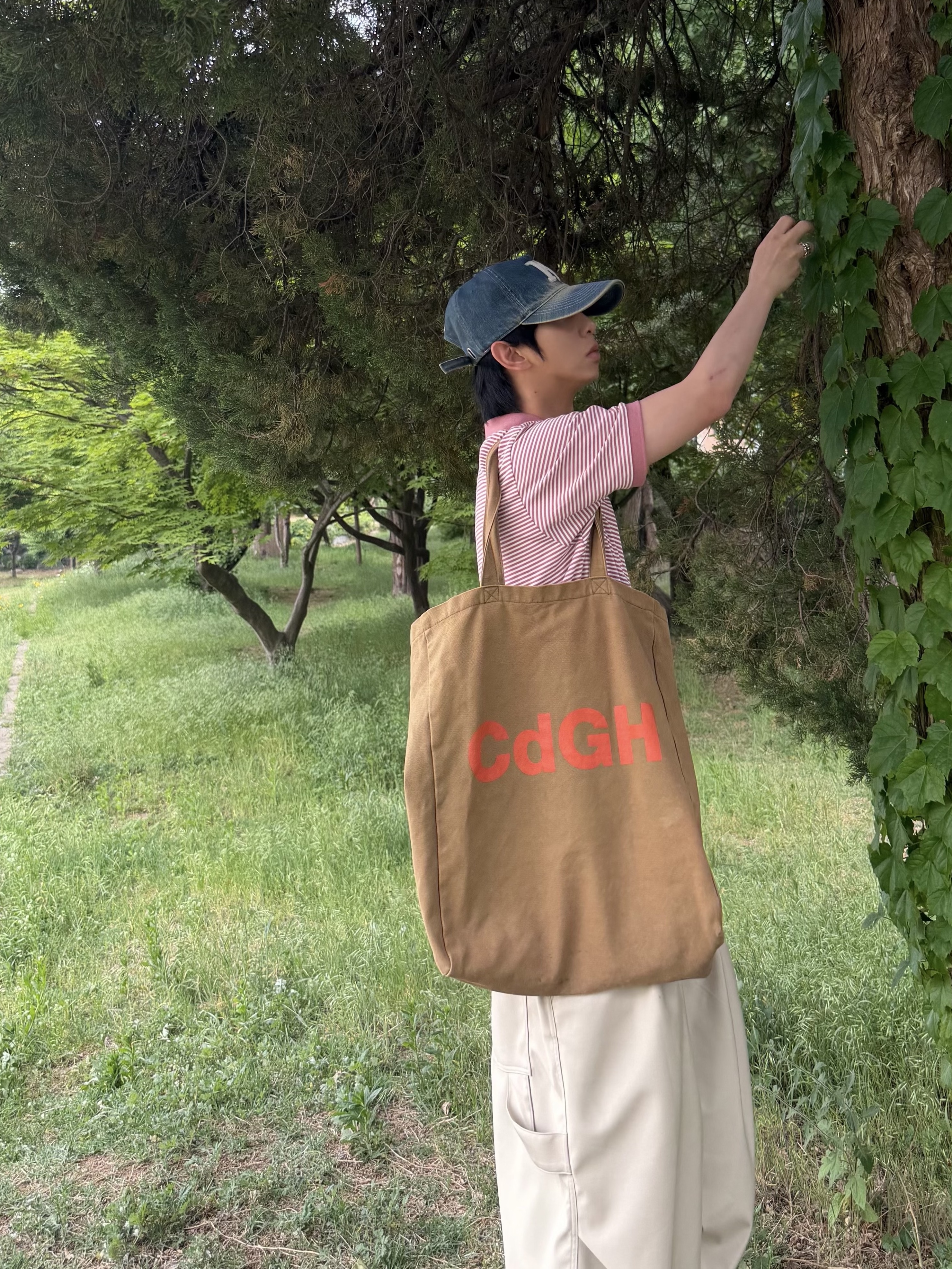 Uniqlo x JW Anderson Dry Pique Striped Polo Narrow Shirt Pink, Kamien x Koin Seoul Bermuda Slacks Beige 착용 스타일 - 5