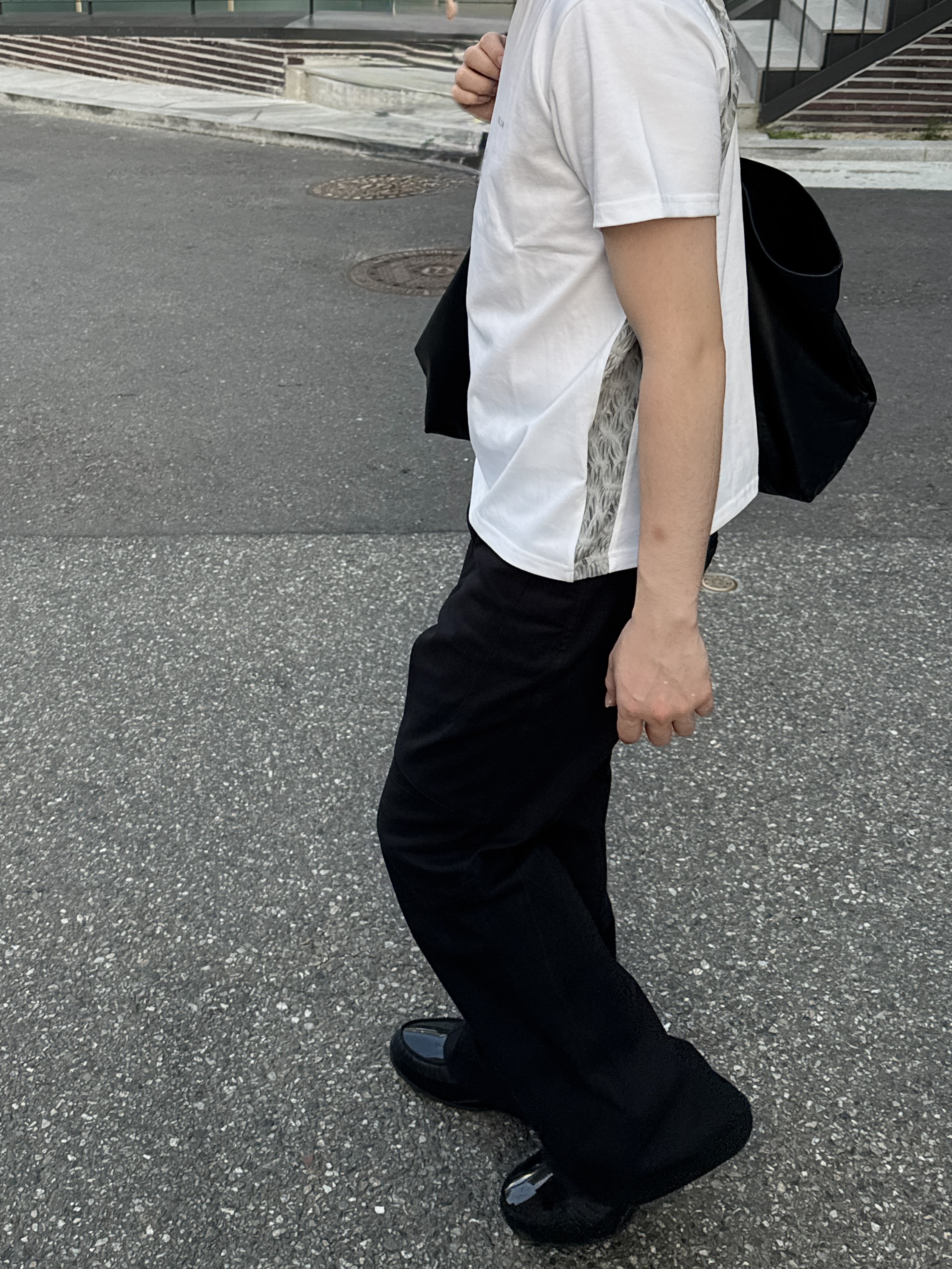 Xlim Ep.7/Sequence 01 T-Shirt White, Xlim Ep.8 05 Trousers Black 착용 스타일 - 1