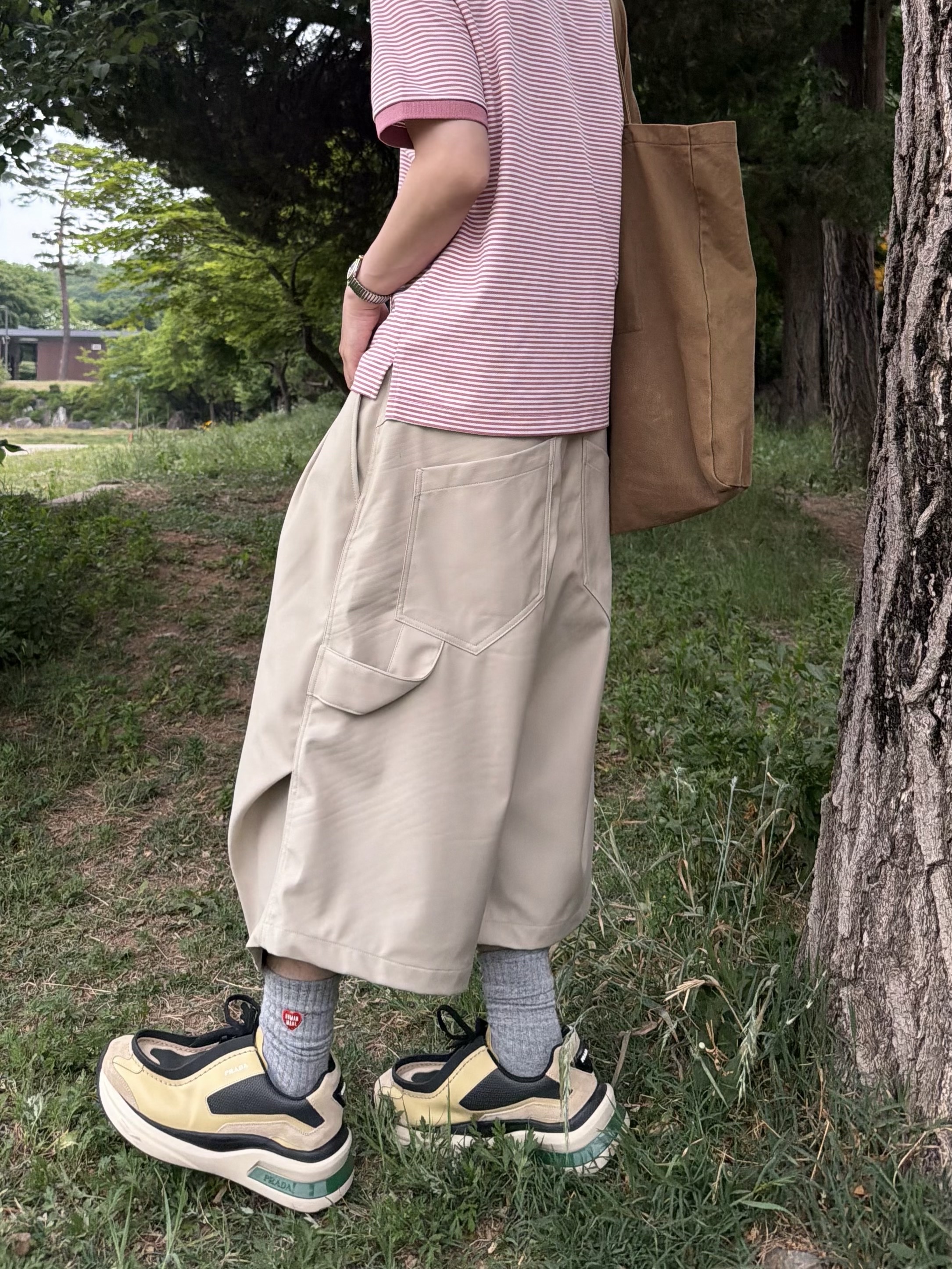 Uniqlo x JW Anderson Dry Pique Striped Polo Narrow Shirt Pink, Kamien x Koin Seoul Bermuda Slacks Beige 착용 스타일 - 4