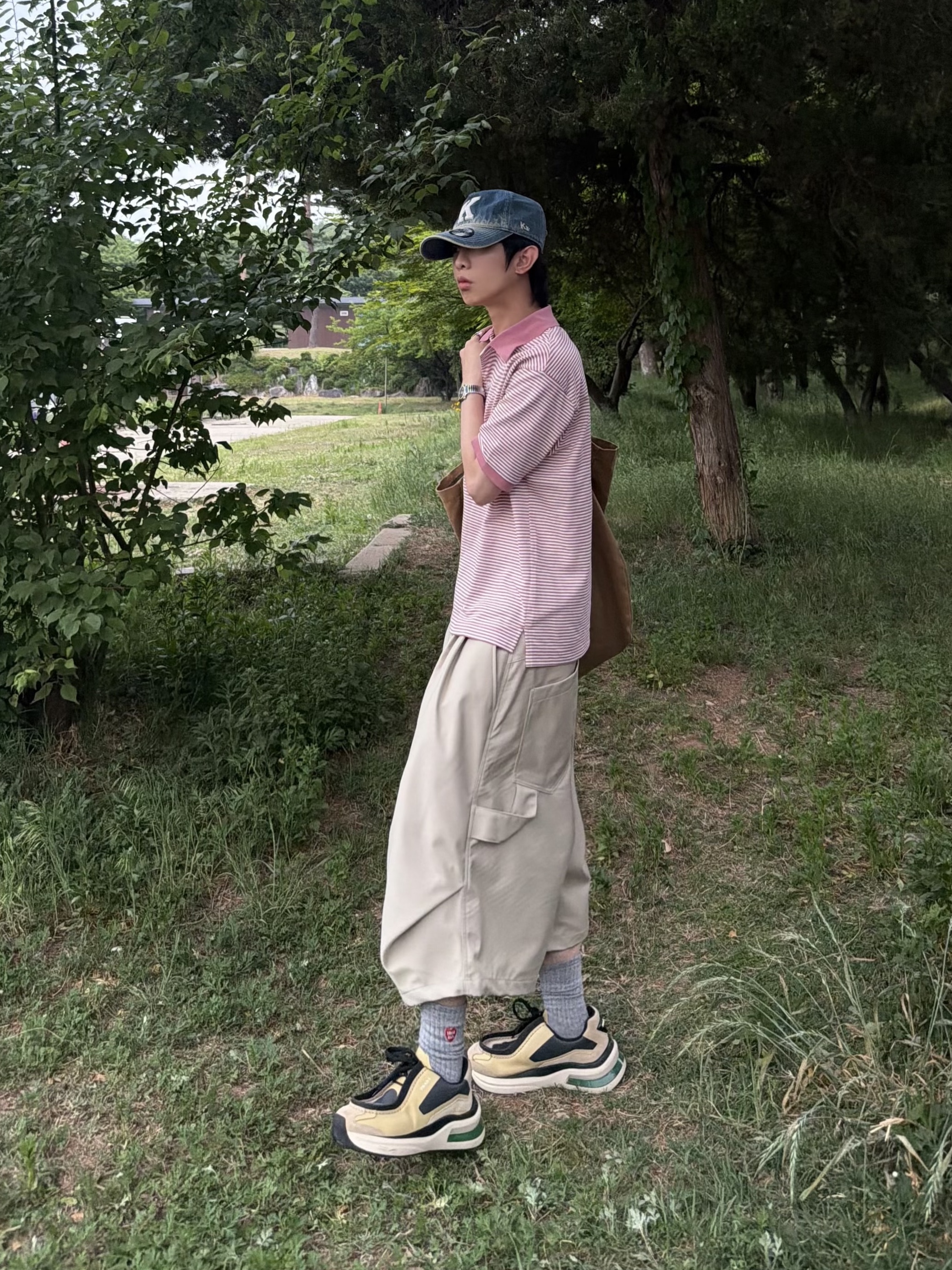 Uniqlo x JW Anderson Dry Pique Striped Polo Narrow Shirt Pink, Kamien x Koin Seoul Bermuda Slacks Beige 착용 스타일 - 6