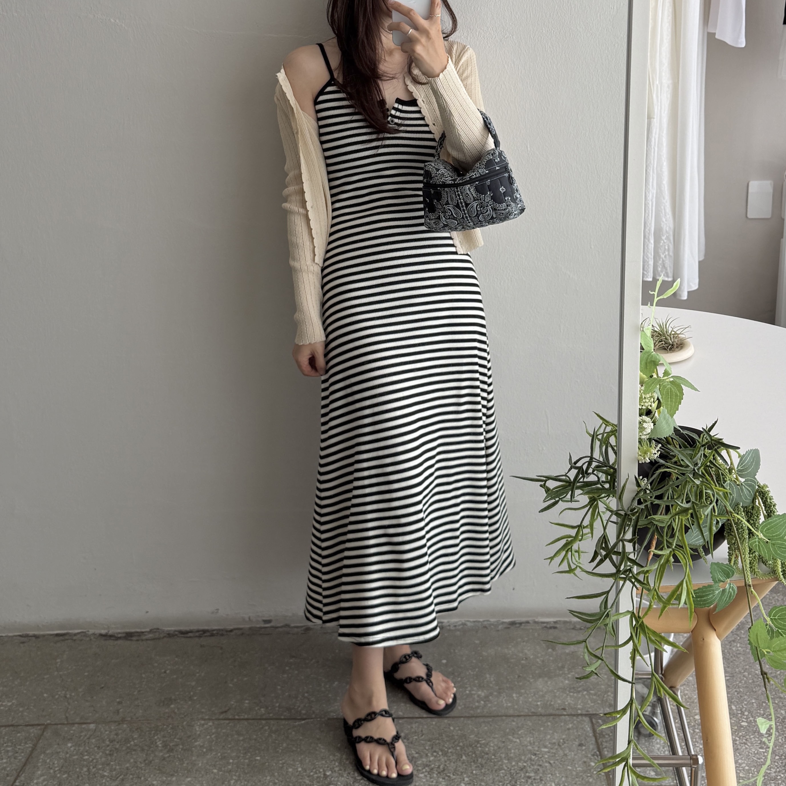 (W) Hermes Island Sandal & Noir 착용 스타일 - 2