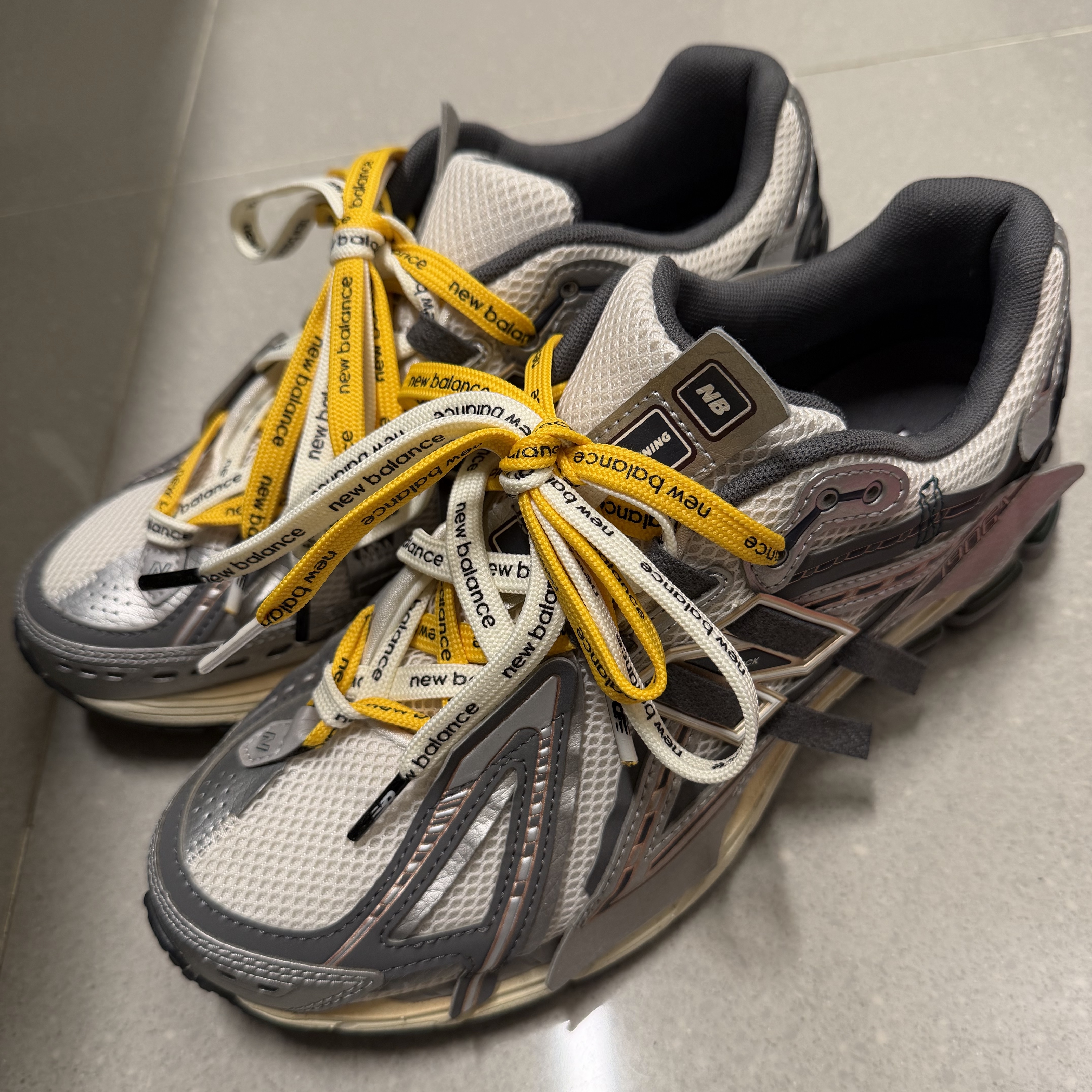 New Balance 1906A Silver Metallic Castlerock 착용 스타일