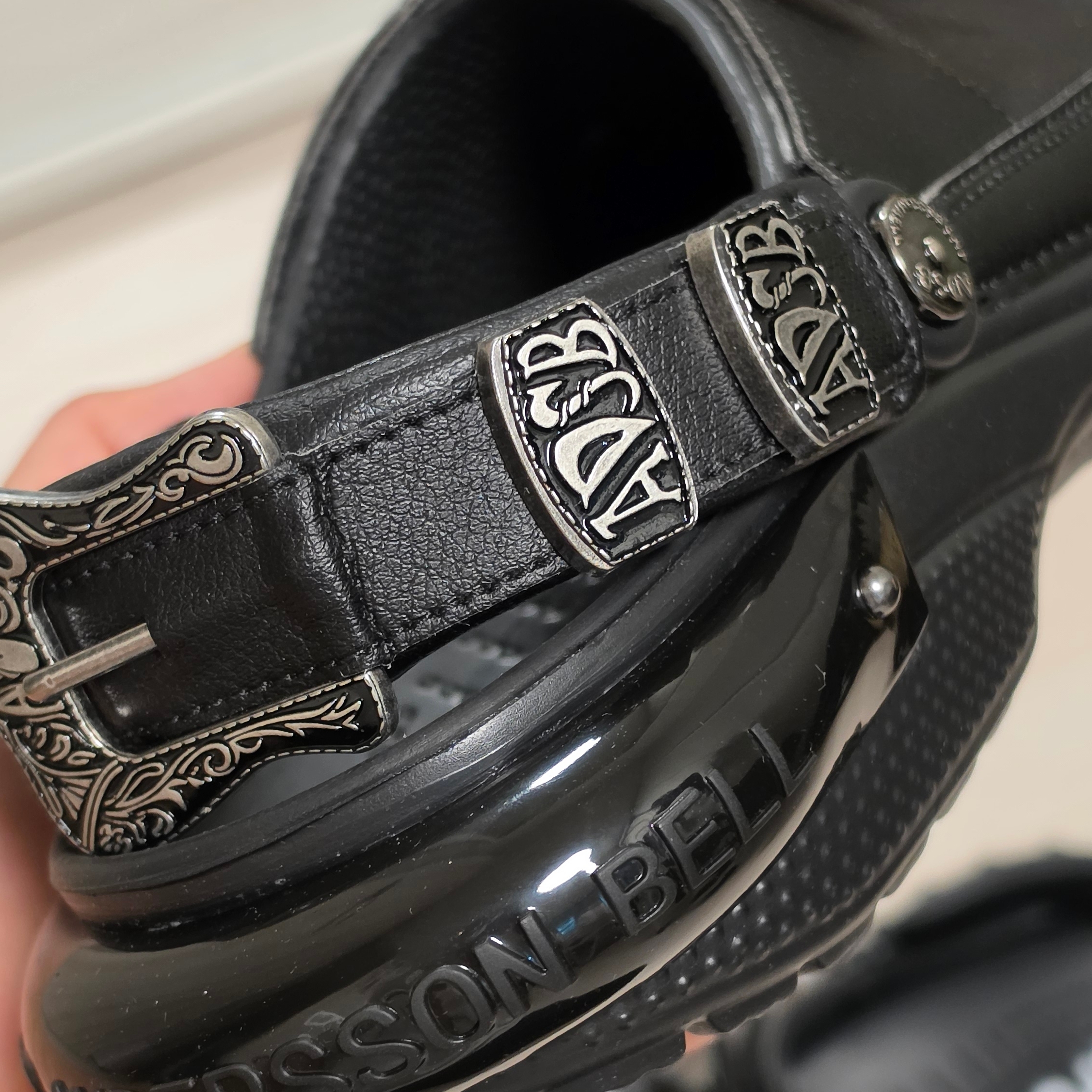 Crocs x Andersson Bell Classic Clog Black 착용 스타일 - 3