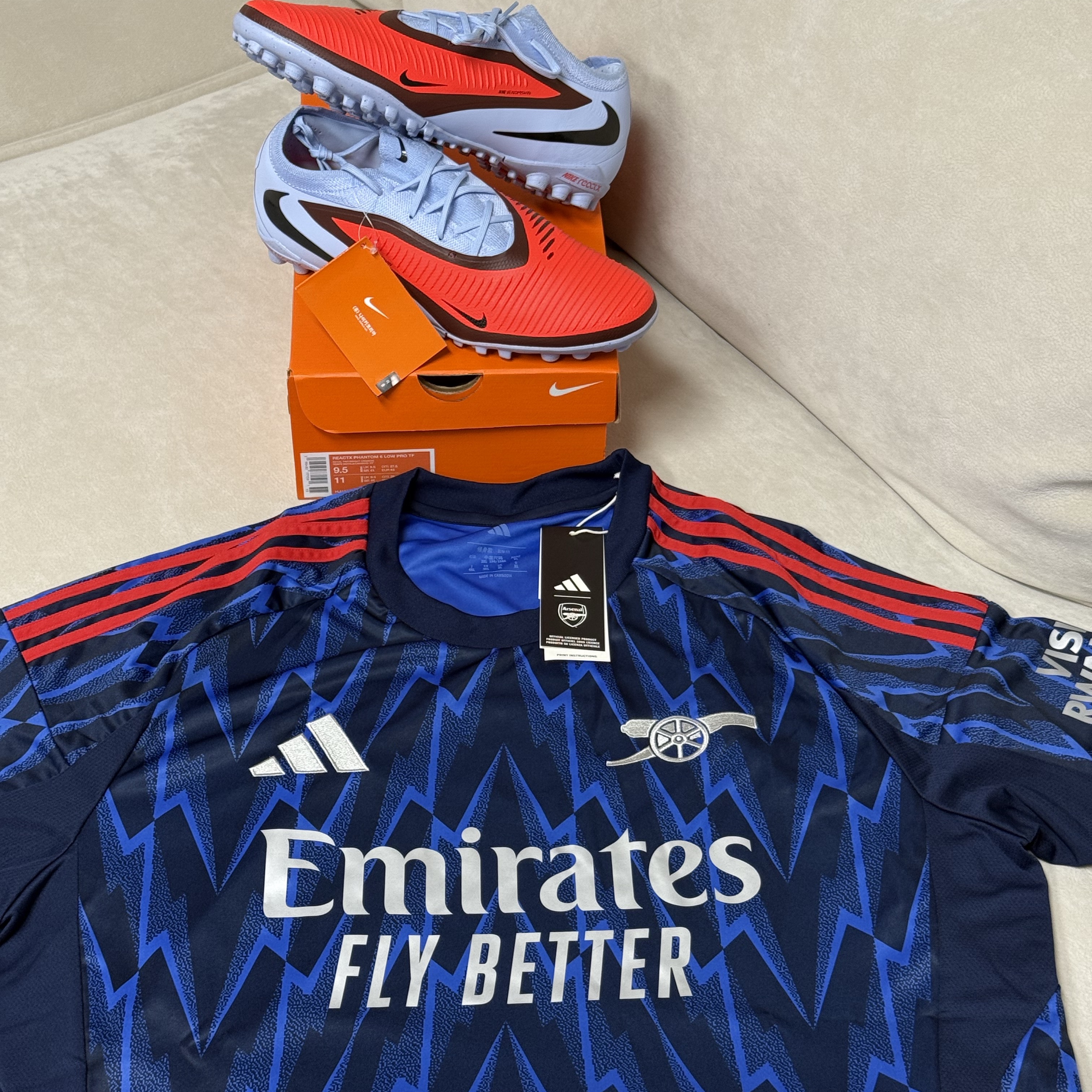 Adidas Arsenal 2025/26 3rd Jersey Cloud White Team Coll Burgundy 2 - US Sizing (Non Marking Ver.), Adidas Arsenal 2024/25 Home Jersey Better Scarlet White - KR Sizing (Non Marking Ver.) 착용 스타일 - 5