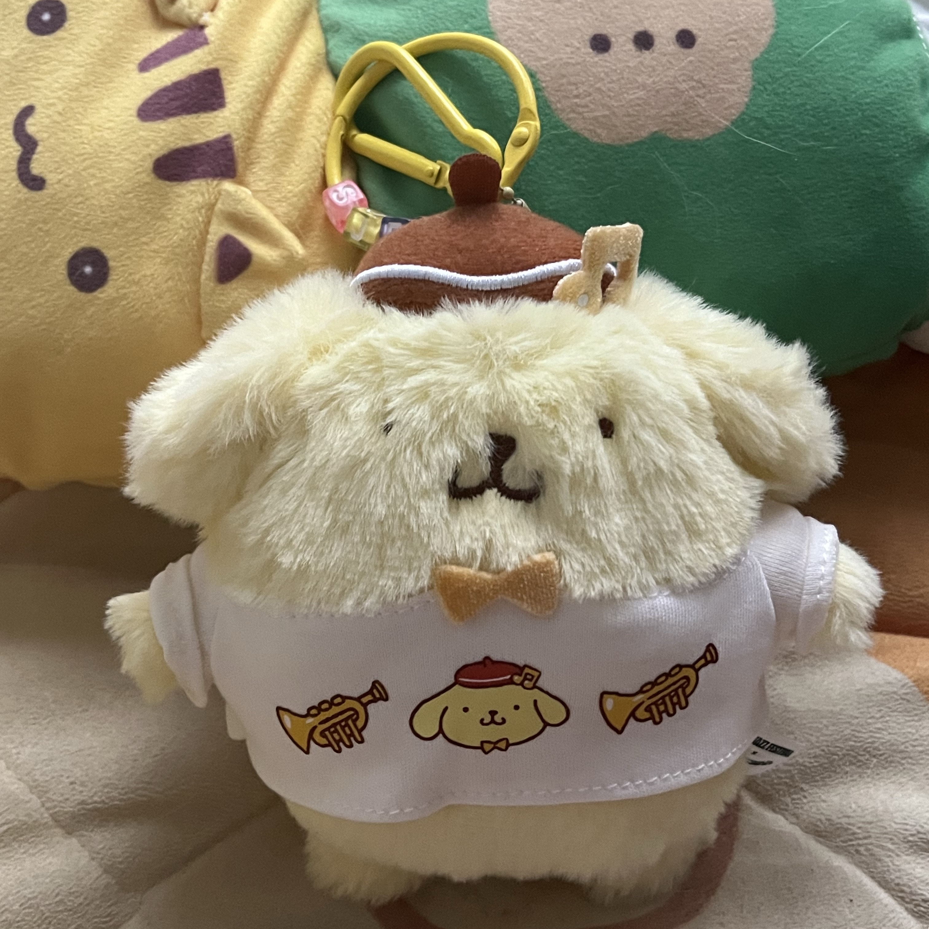 SJF X POMPOMPURIN PLUSH KEYCHAIN - YELLOW 착용 스타일