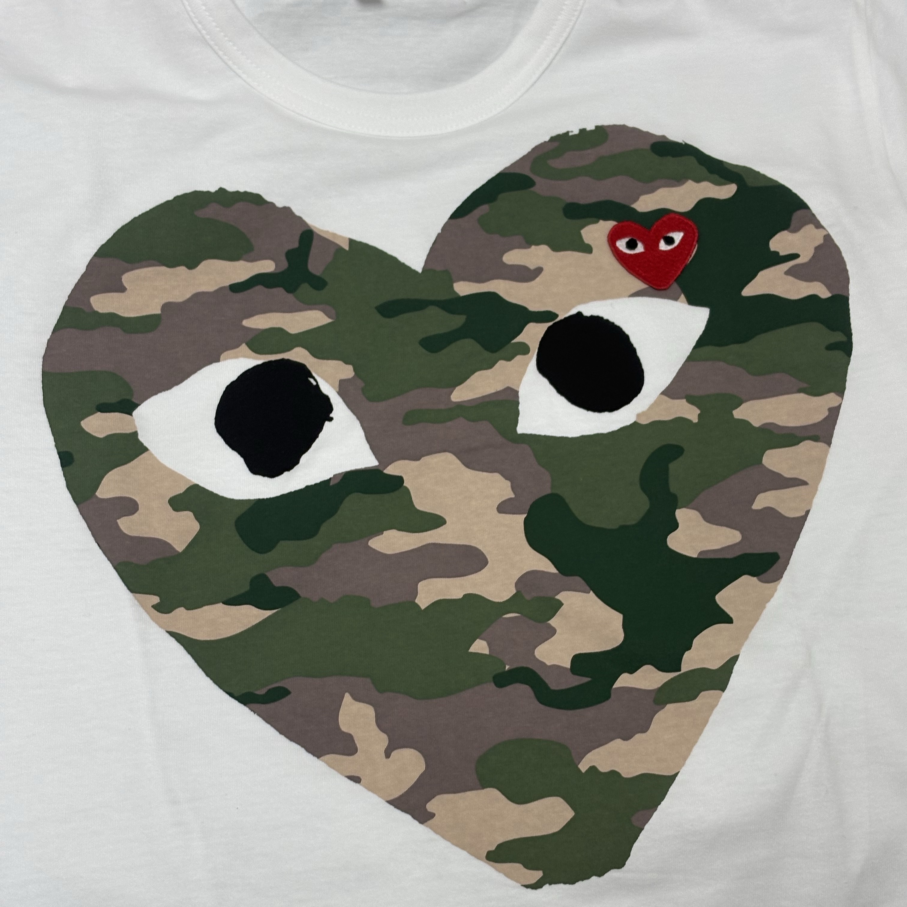 Play Comme des Garcons Camouflage Heart T-Shirt White 착용 스타일