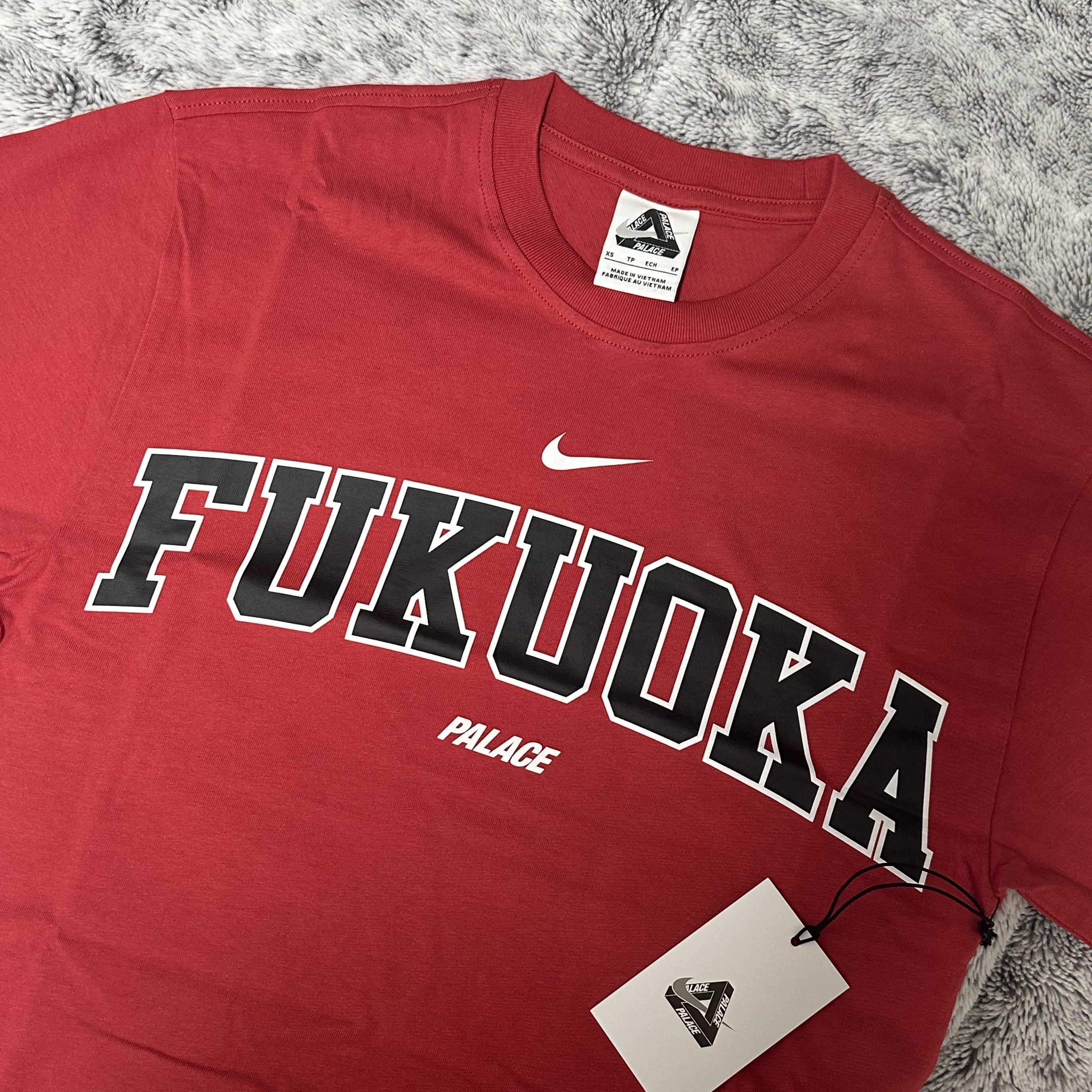 Palace x Nike Shop T-Shirt Fukuoka Red - 25FW 착용 스타일
