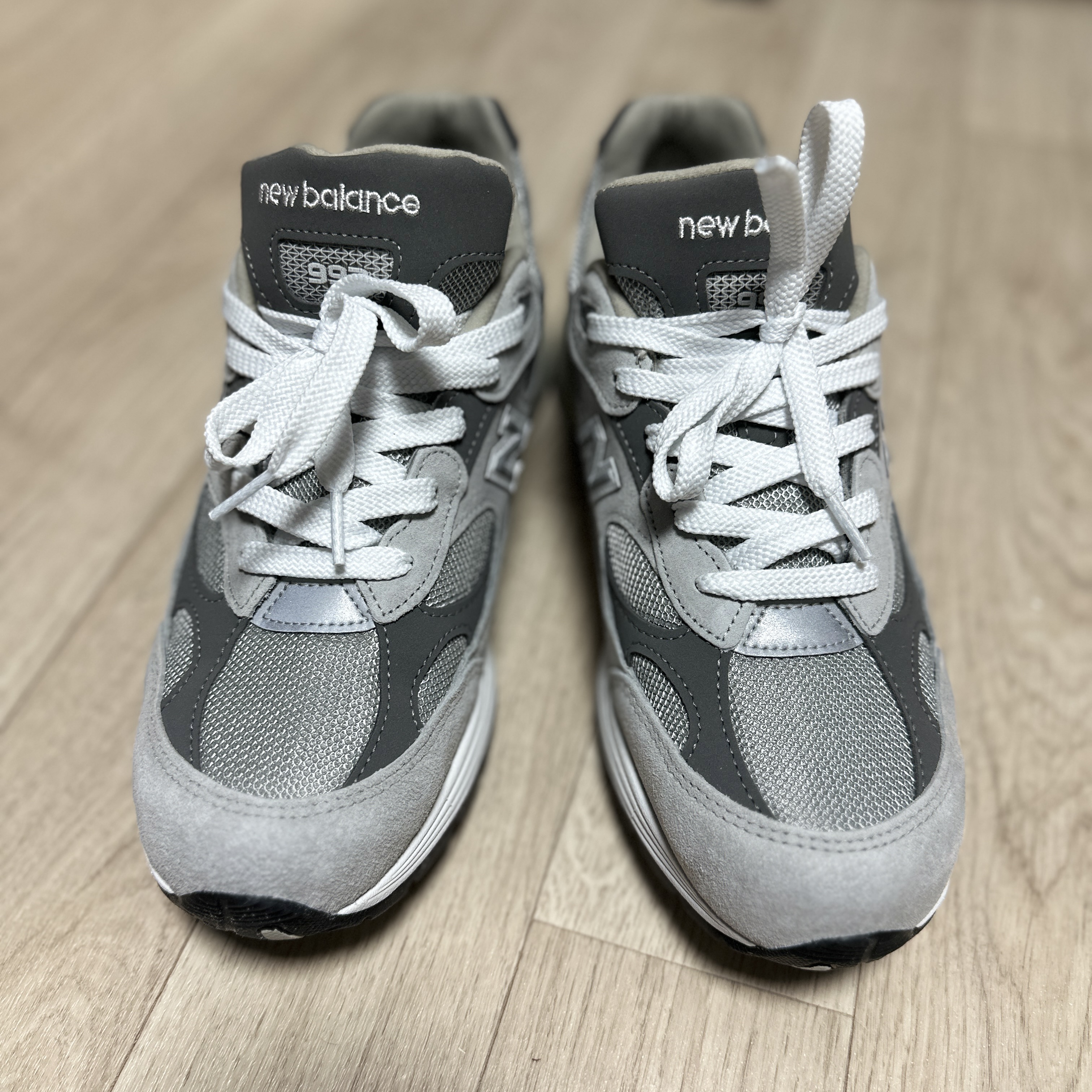 New Balance 992 Made in USA Core Grey Silver Metallic 착용 스타일 - 2