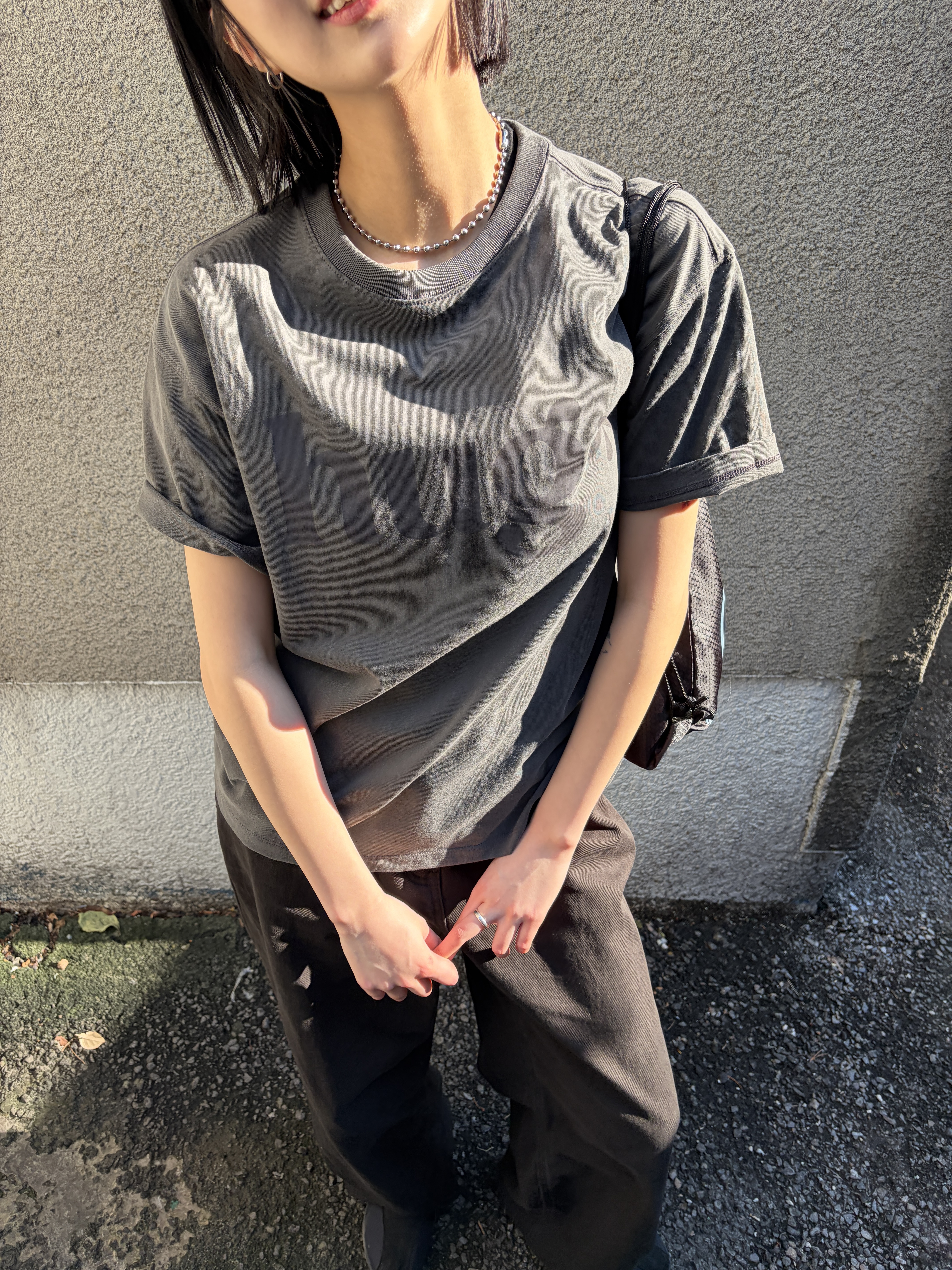 Riomeu Hug Rio Short Sleeve T-shirt Charcoal 착용 스타일 - 3