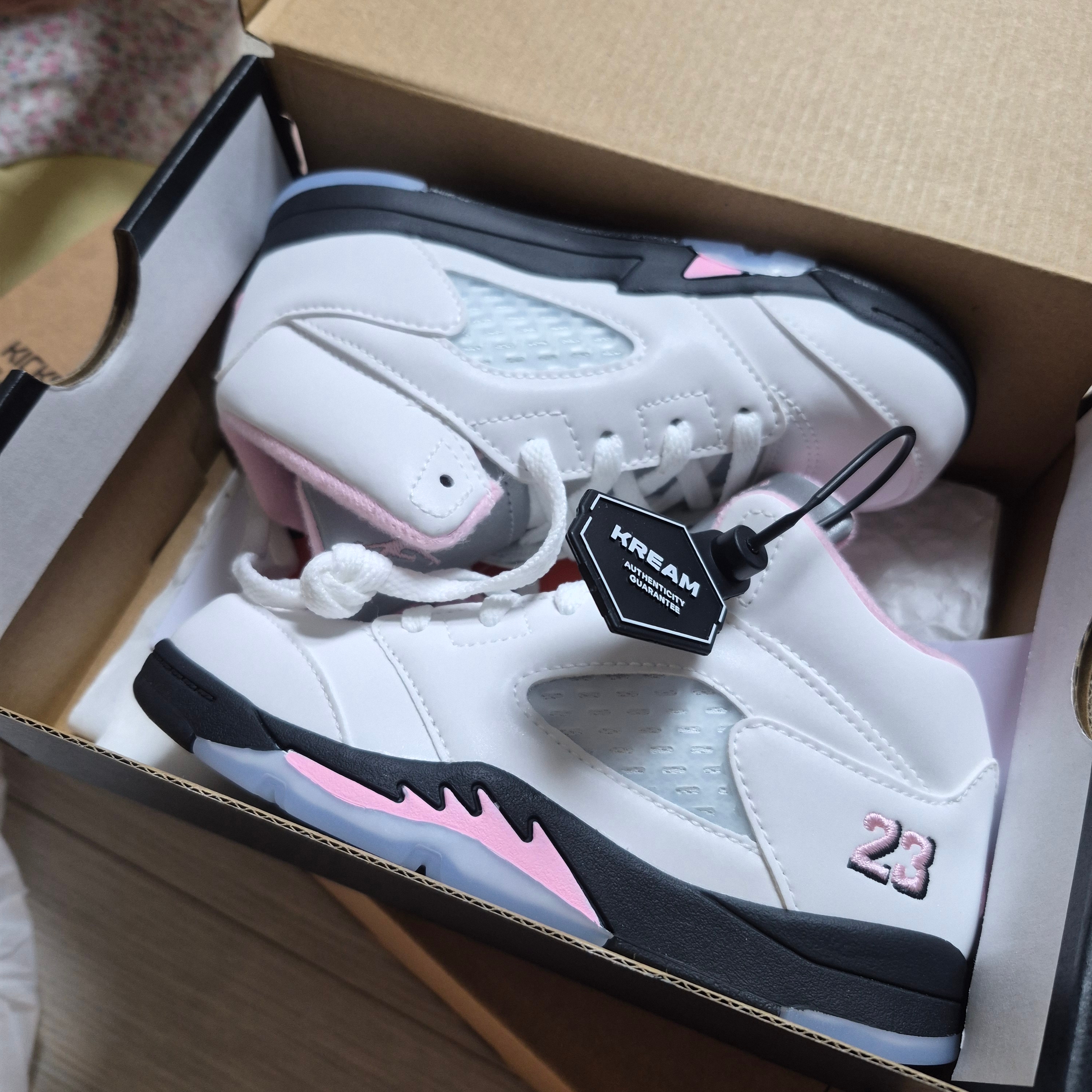 (TD) Jordan 5 Retro White Medium Soft Pink 착용 스타일 - 1