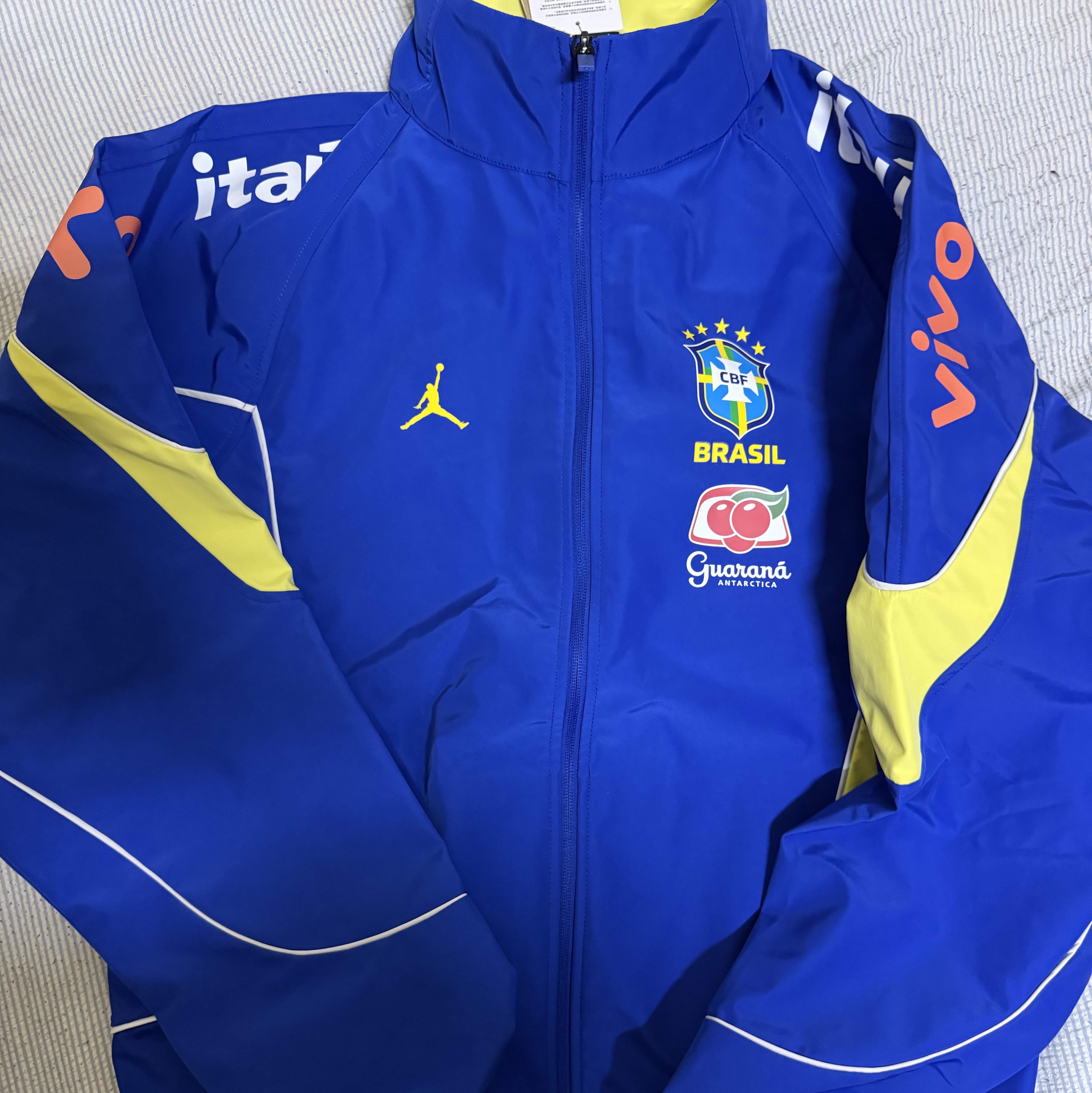 Jordan Brazil 2026 Anthem Jacket Old Royal Yellow Pulse (IF3896-417) (Non Marking Ver.) 착용 스타일 - 1