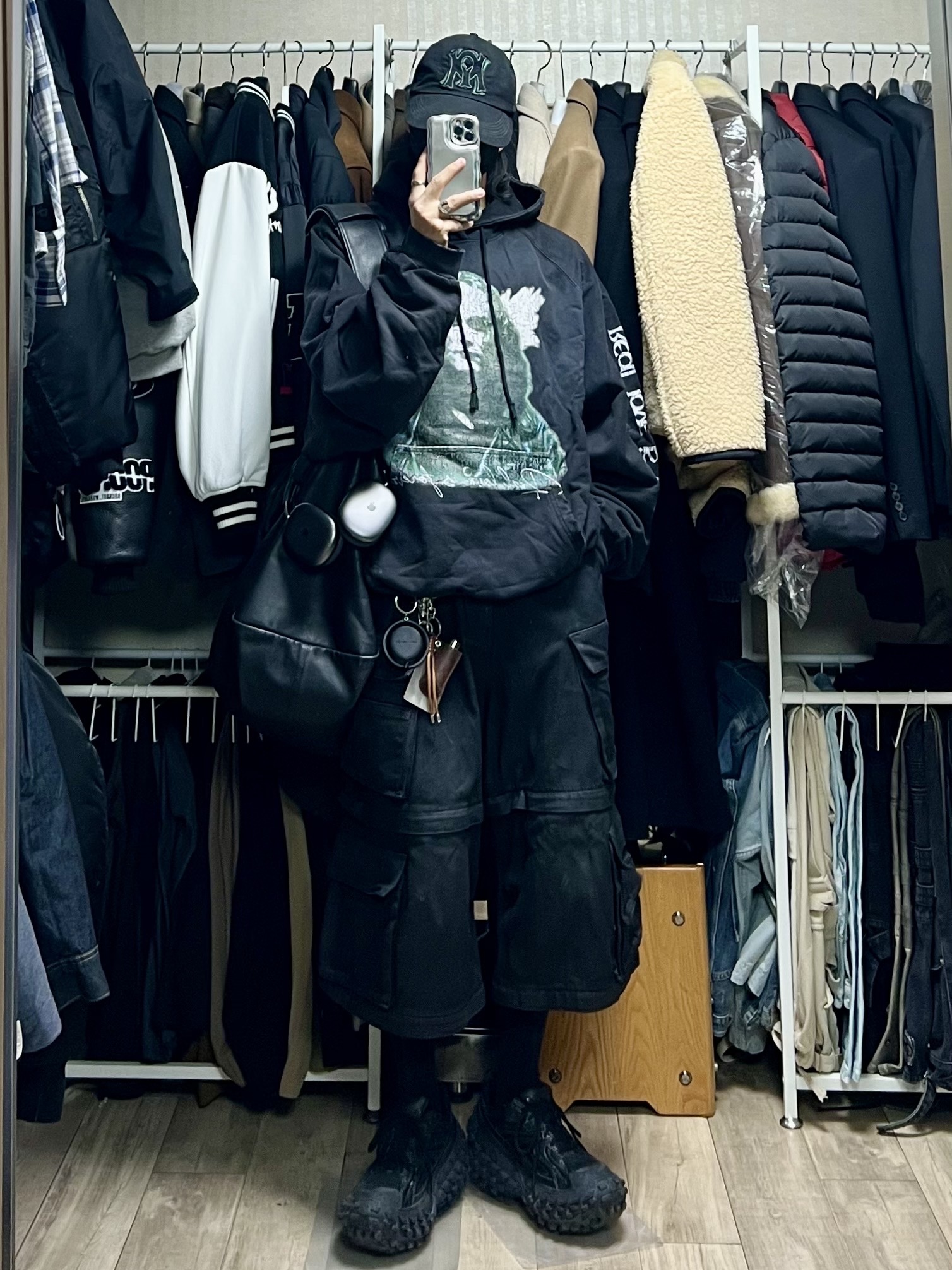 Balenciaga Defender Sneakers Black, Project G/R Oversized Convertible Cargo Pants Coated Black 착용 스타일