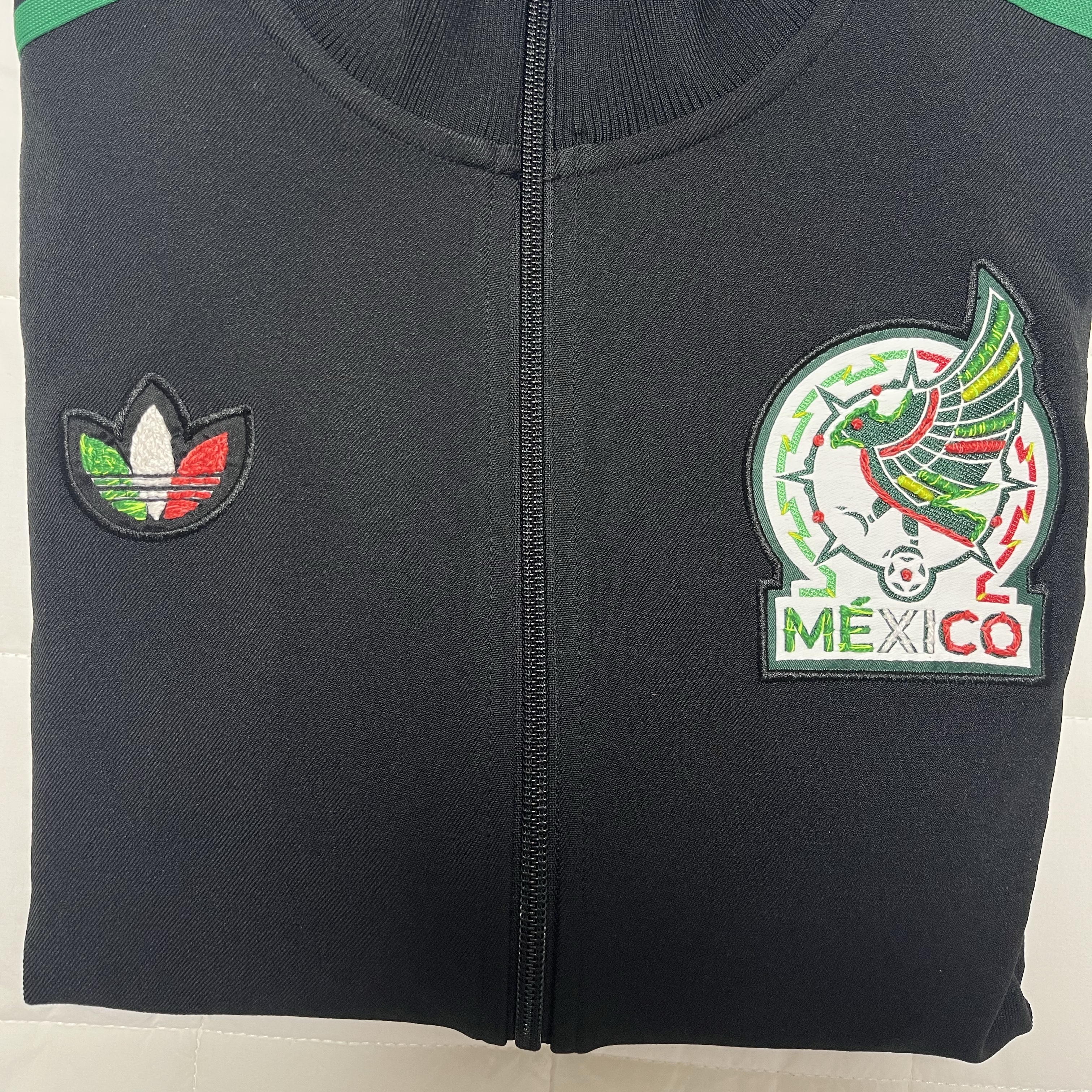 Adidas x Someone Somewhere Mexico Top Black - KR Sizing (Non Marking Ver.), Adidas Spain 2026 Away Jersey Off White - US Sizing (Non Marking Ver.) 착용 스타일 - 1