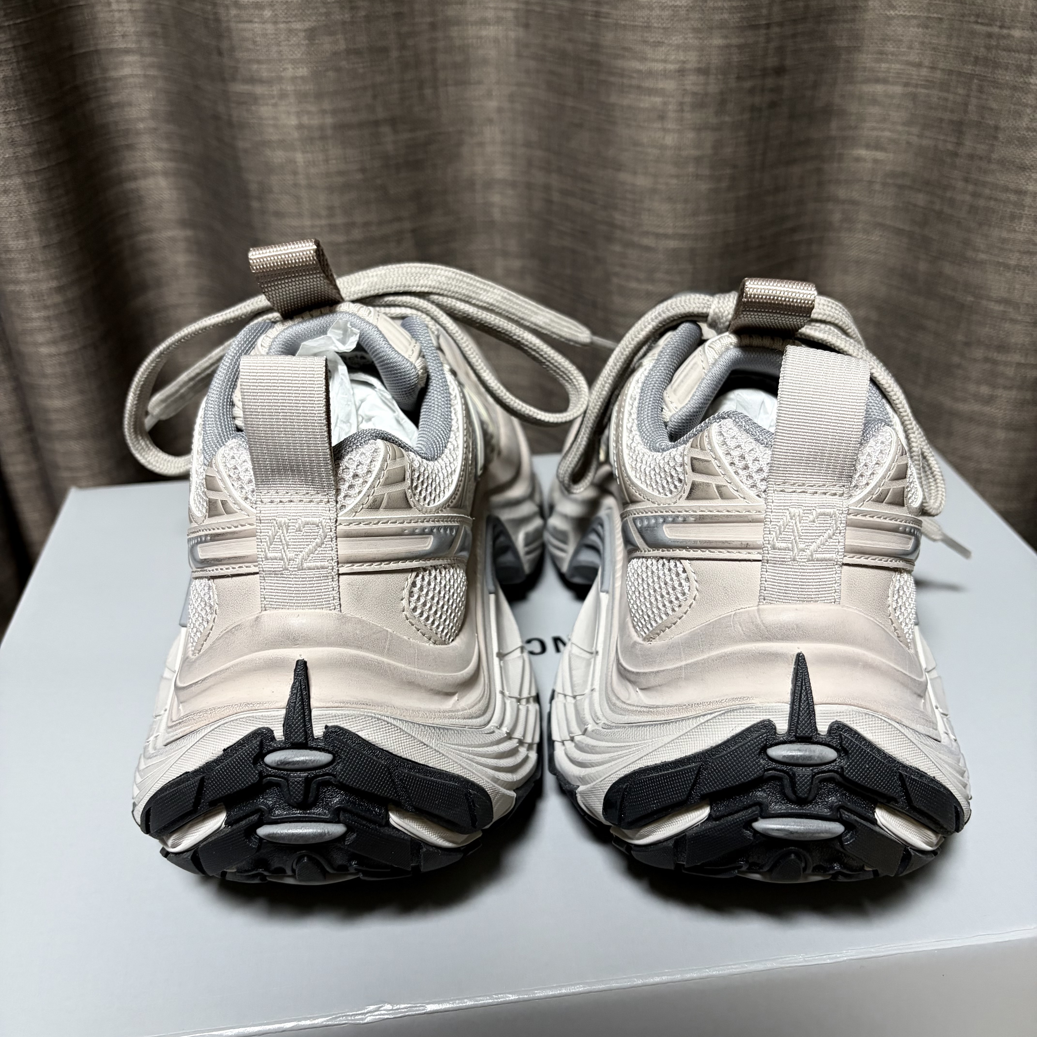 Balenciaga 6XL Sneakers Taupe Gray 착용 스타일 - 3