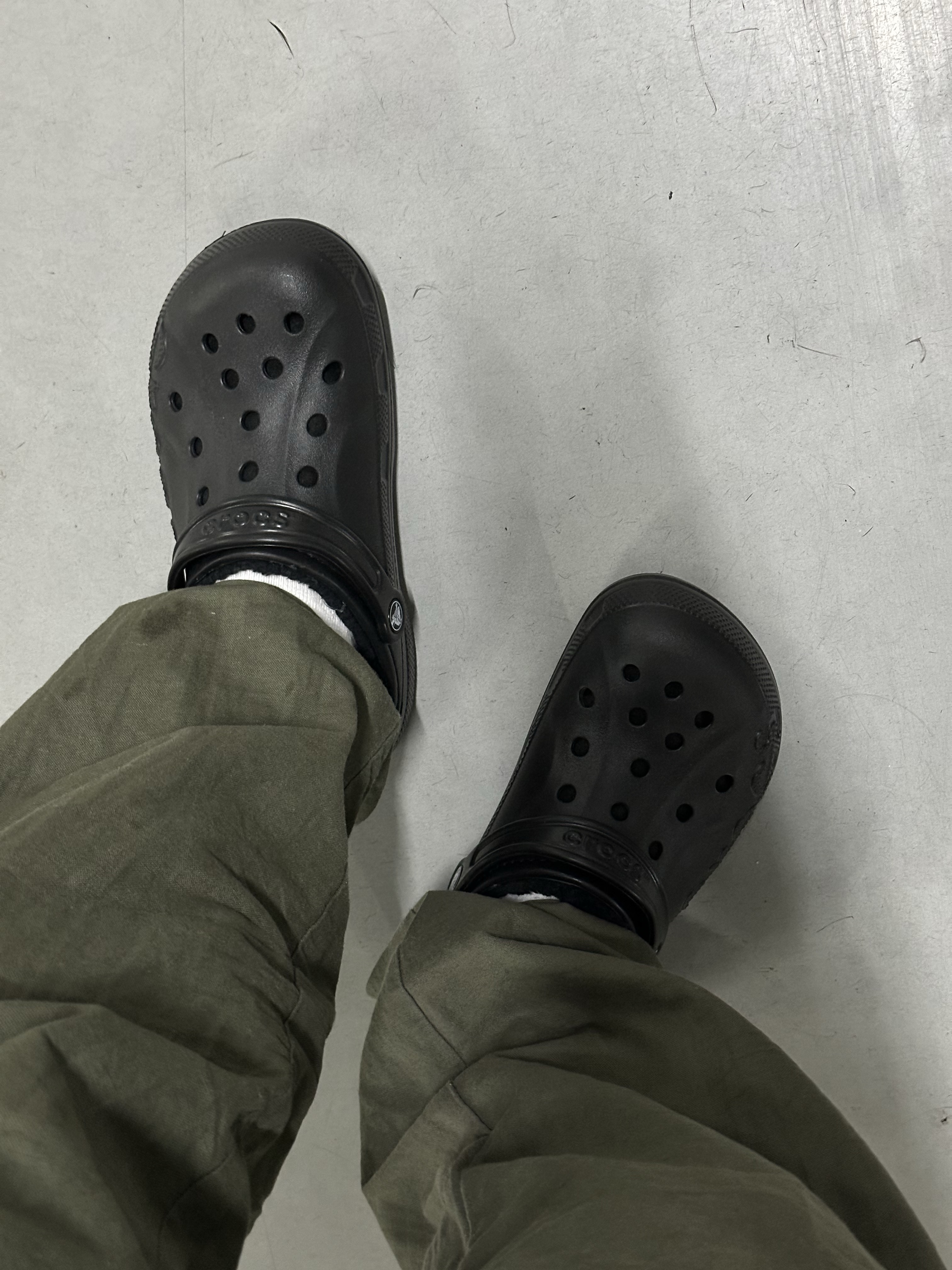Crocs Classic Clog Black 착용 스타일
